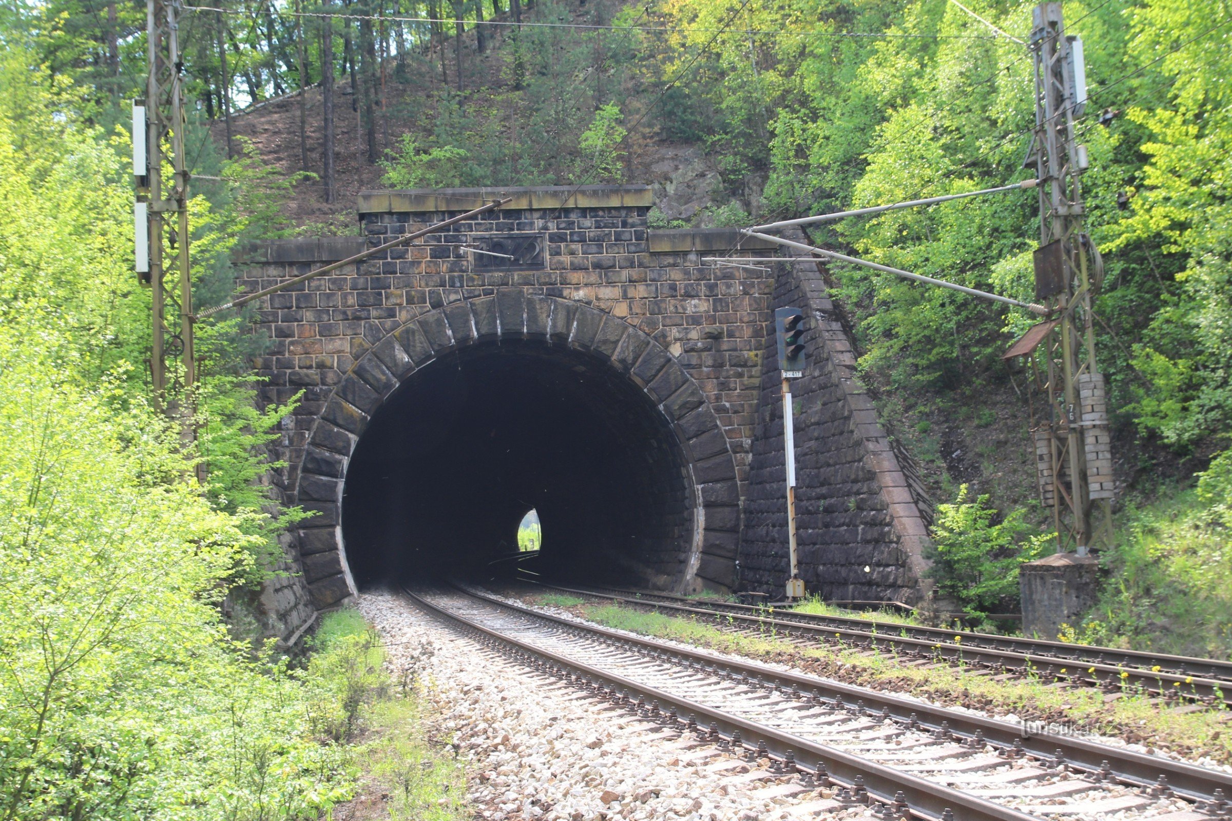 Střední tunel je ražen v oblouku