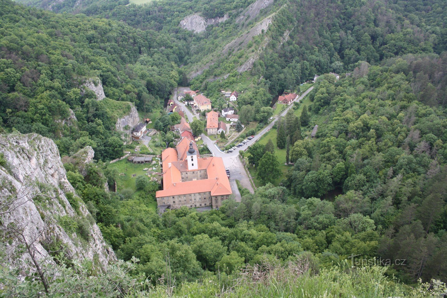 Sv. Jan pod Skalou a kostel Narození sv. Jana Křtitele, jeskyně sv. Ivana a býva