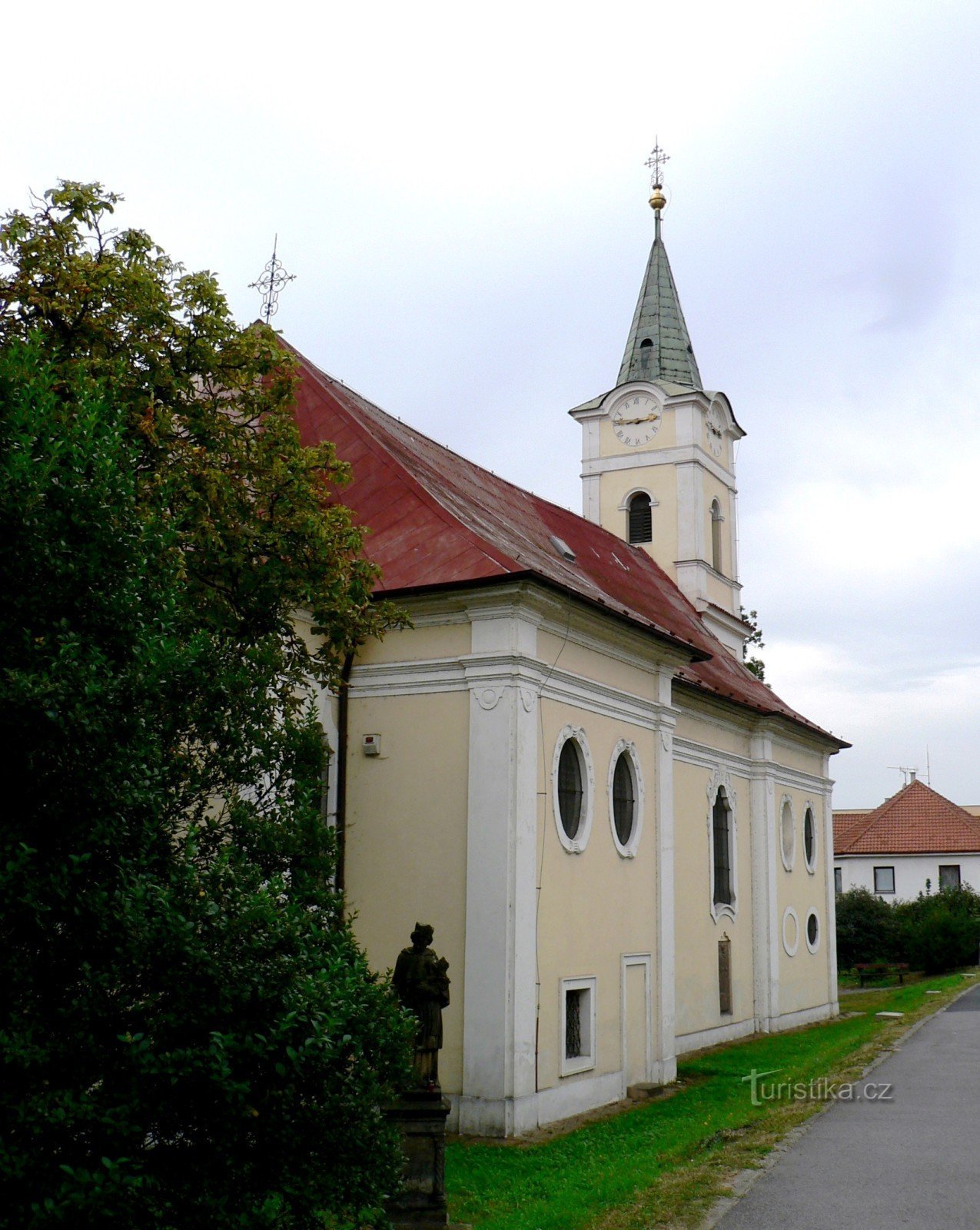 takto vidí kostel ten, kdo jde (jede) Plzeňskou ulicí z centra