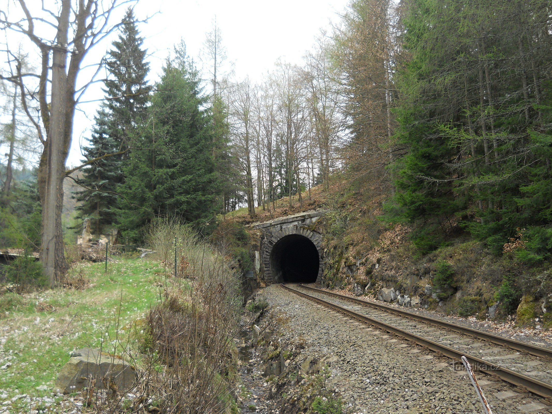 Tímto tunelem se přijede na nádraží od Karlových Varů