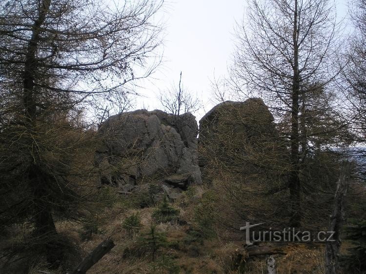 vrchol Kamence: Vyhlídka a Rozpukaná skála (zleva)