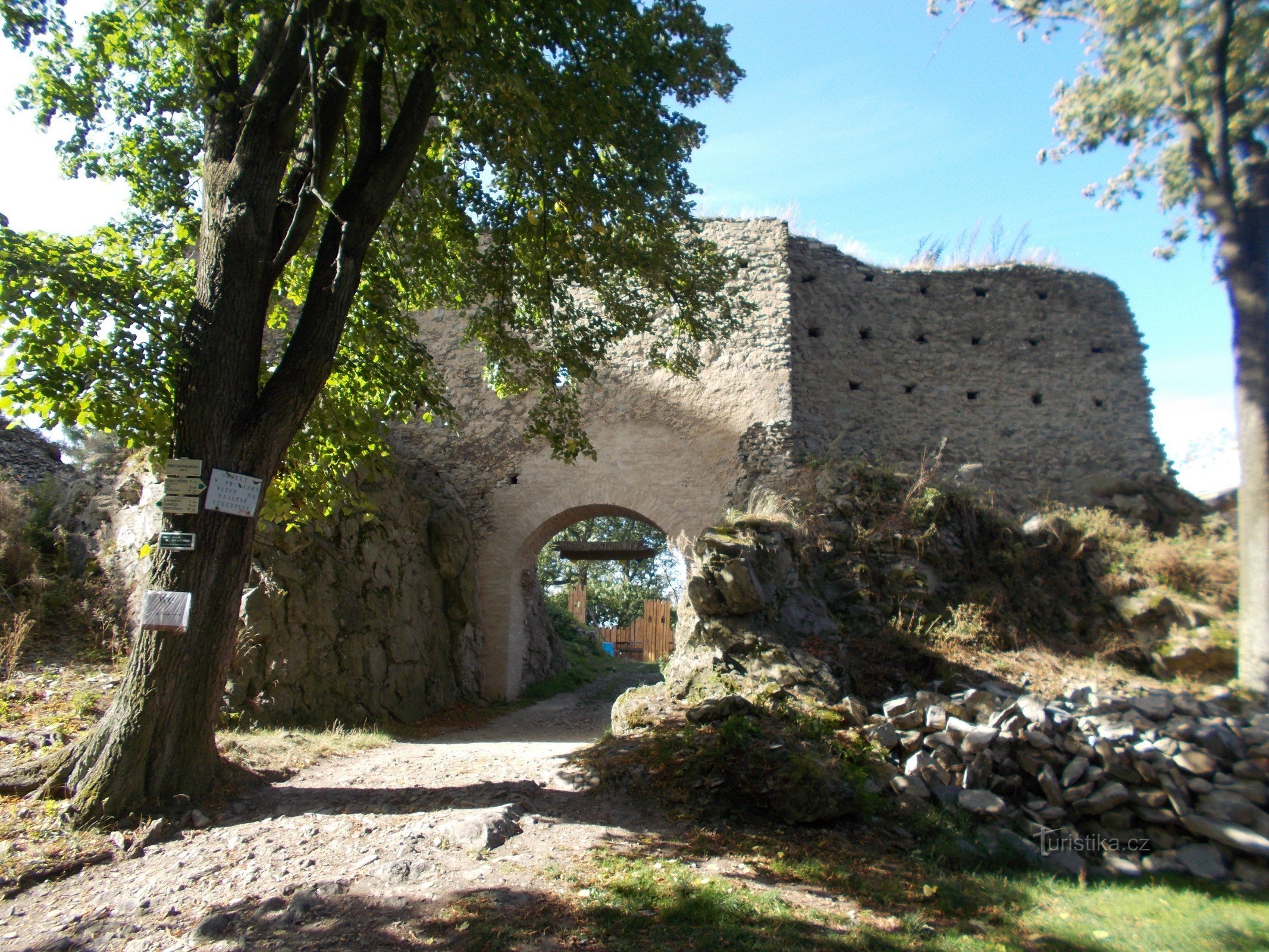 Vstupní brána do hradu Sukoslav (Kostomlaty).