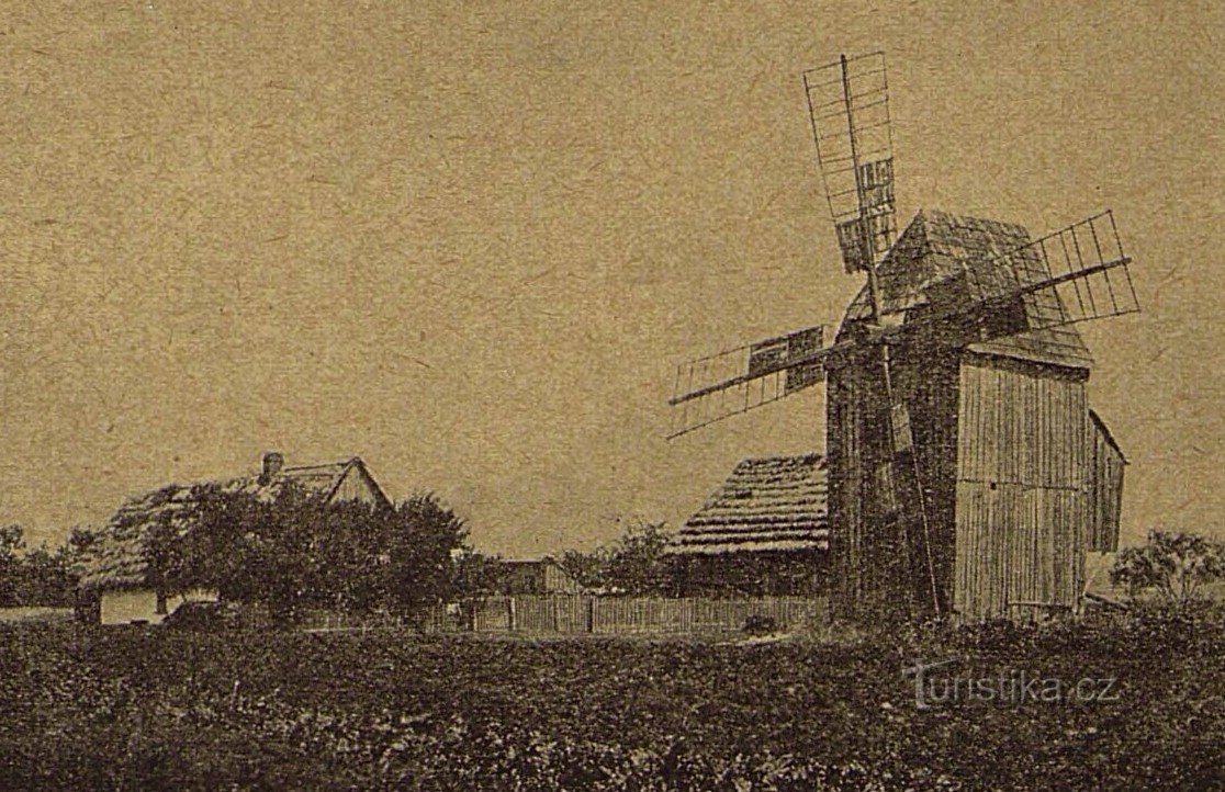 Vzhled větrného mlýna a obytného stavení čp. 22 (Hrachoviště, před rokem 1913)