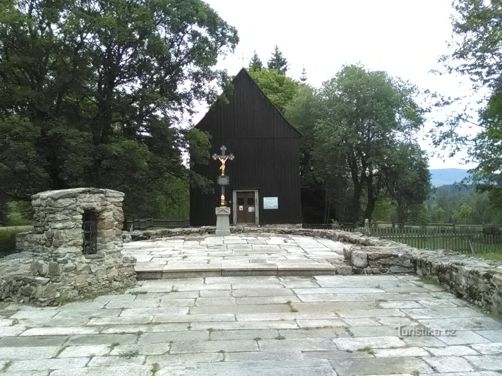 Základy kostela ve Staré Hůrce.V pozadí kaple