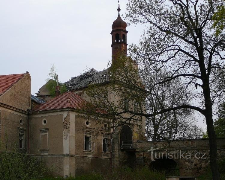 zámek ve Škvorci: stav zámku v r.2006