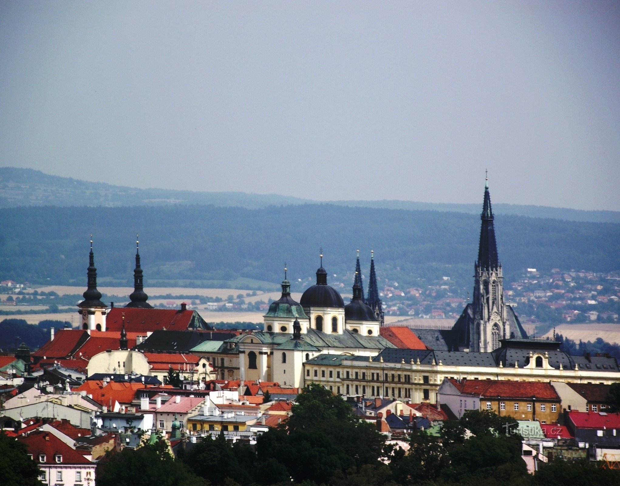 zoom-pohled na Olomouc z heliportu