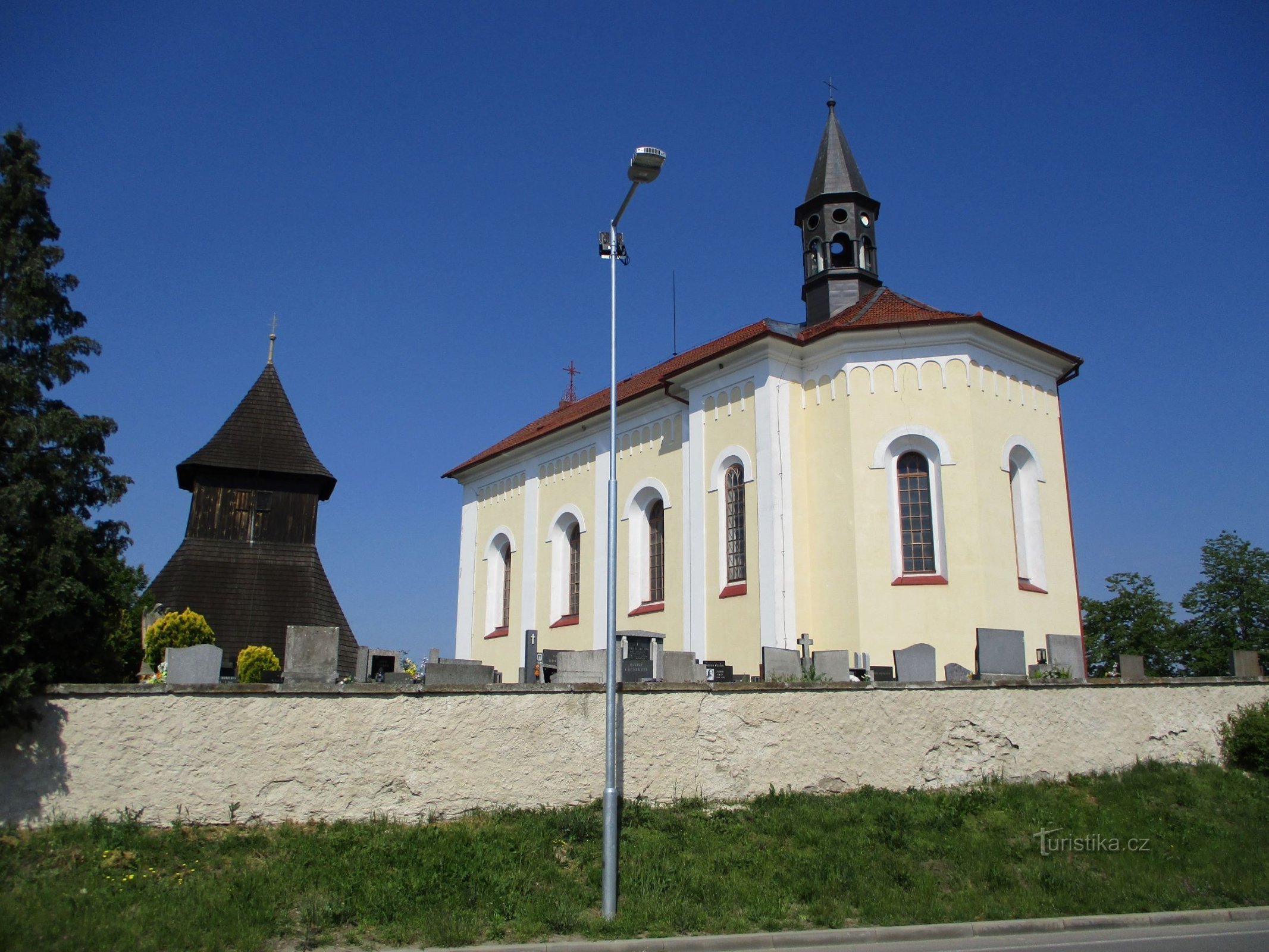 Zvonice a kostel sv. Václava (Horní Ředice, 16.5.2020)