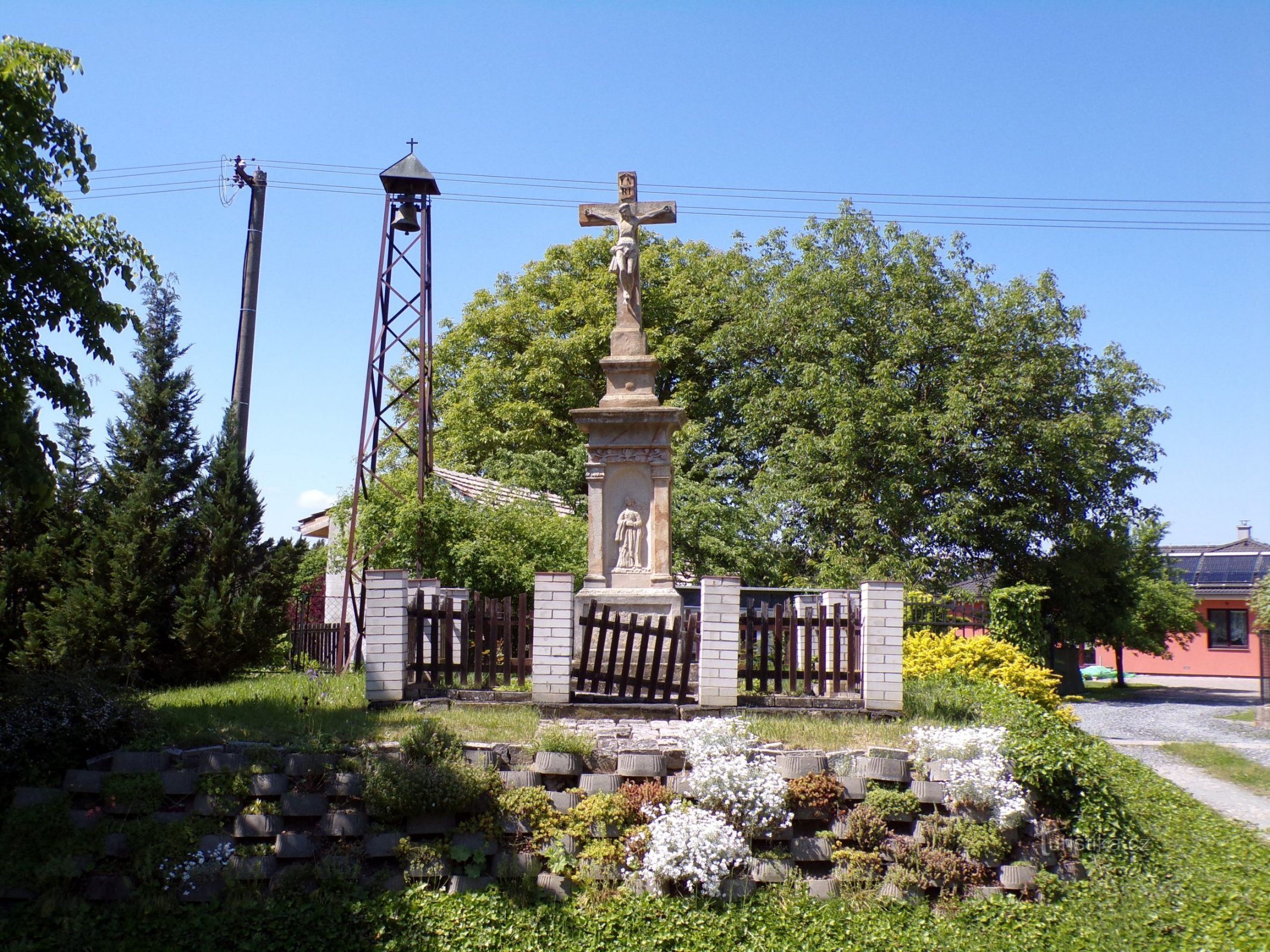 Zvonička s křížem (Neratov, 3.6.2021)