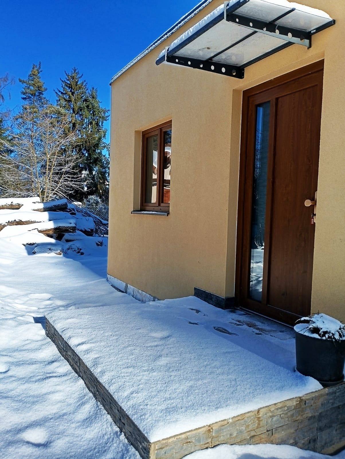 "DOMA LES" exteriér, vchodové dveře