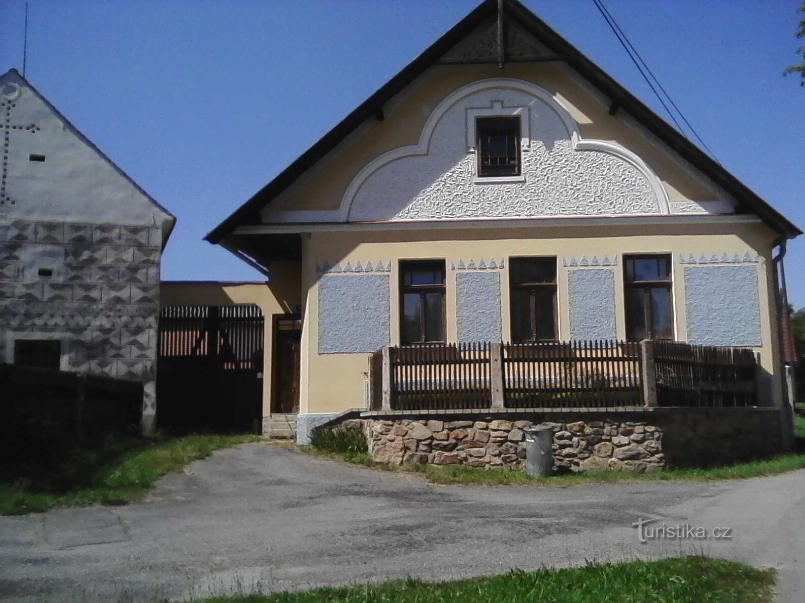 0. Las casas de campo en Stanovice están resplandecientes.