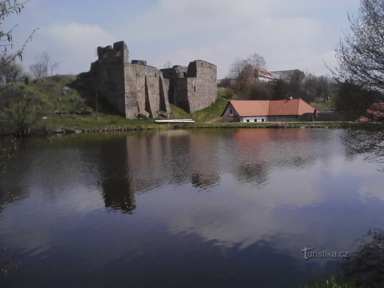 0. Castelo de Borotín, apenas os restos de sua antiga glória olham para baixo na superfície.