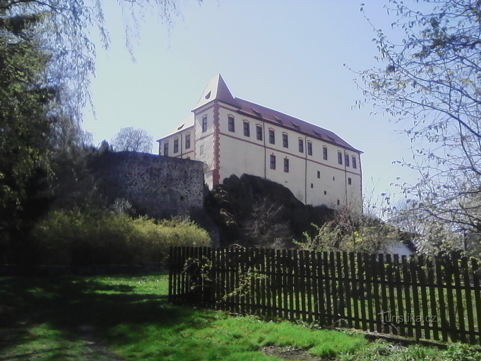 0. Le château de Kámen règne sur ses environs depuis le XIIIe siècle.