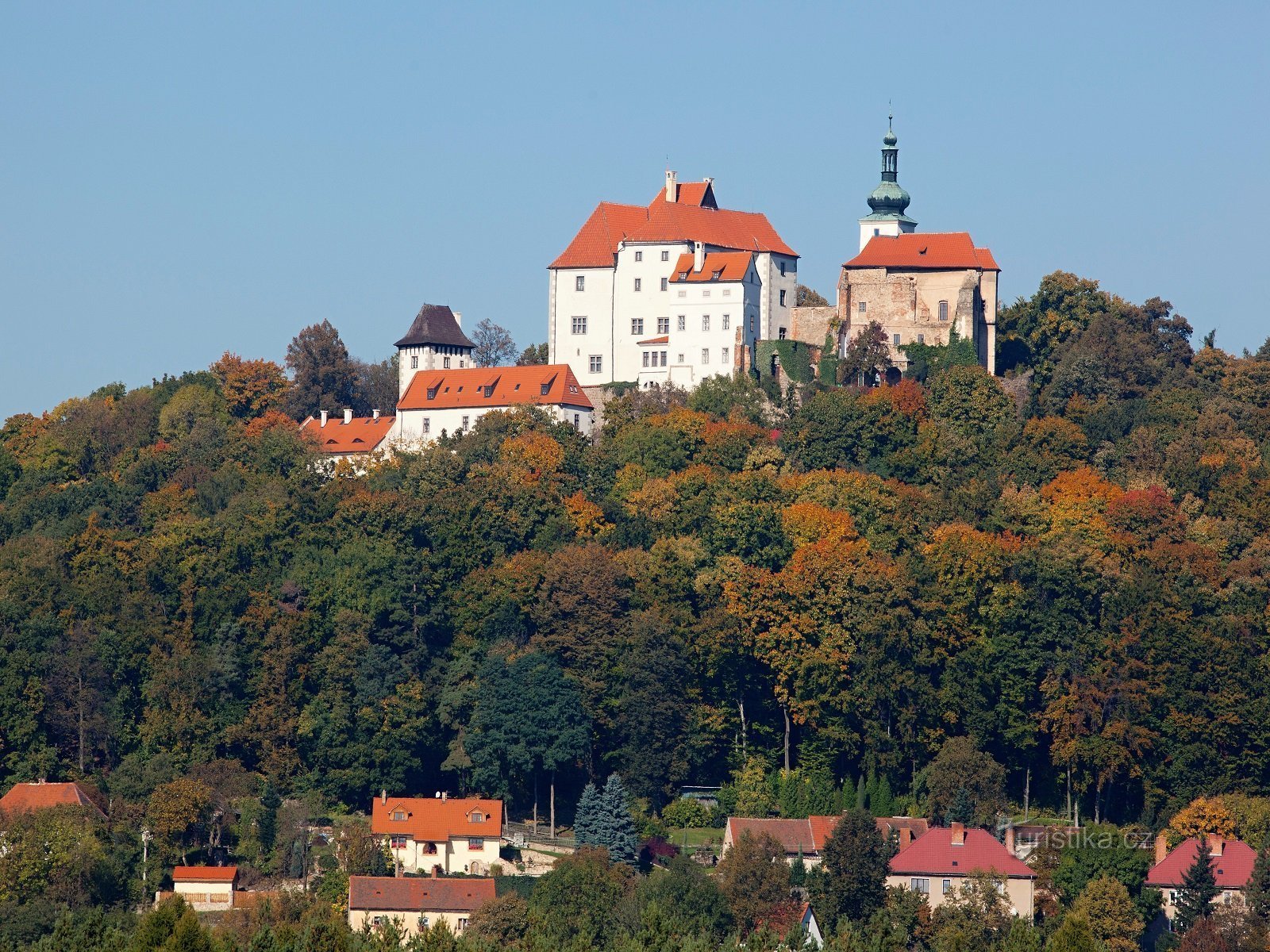 0. El castillo de Vysoké Chlumec, un hito en el cruce de Sedleck y Sedlčany.
