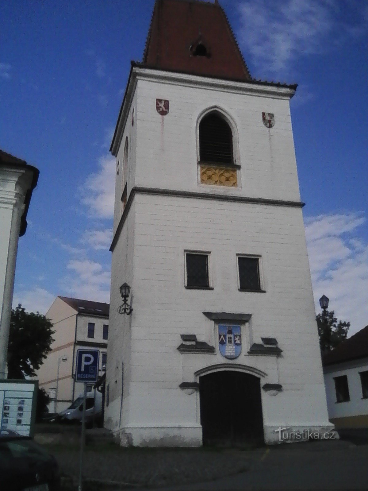 0. Mladá Vožice - Klokketårnet, er den mest typiske bygning, som byen har i sit emblem.