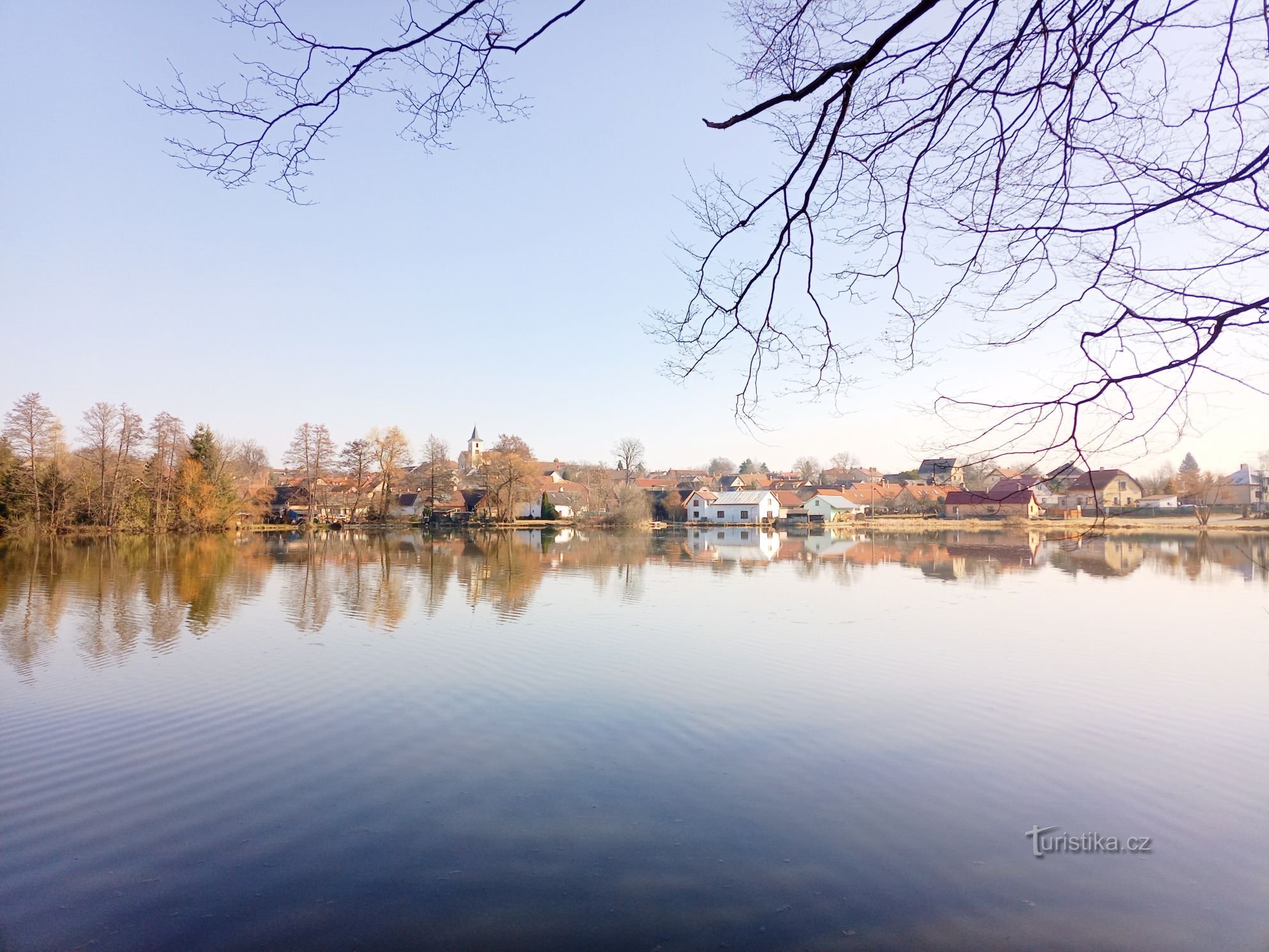 0. Blick auf Borotín über den Teich