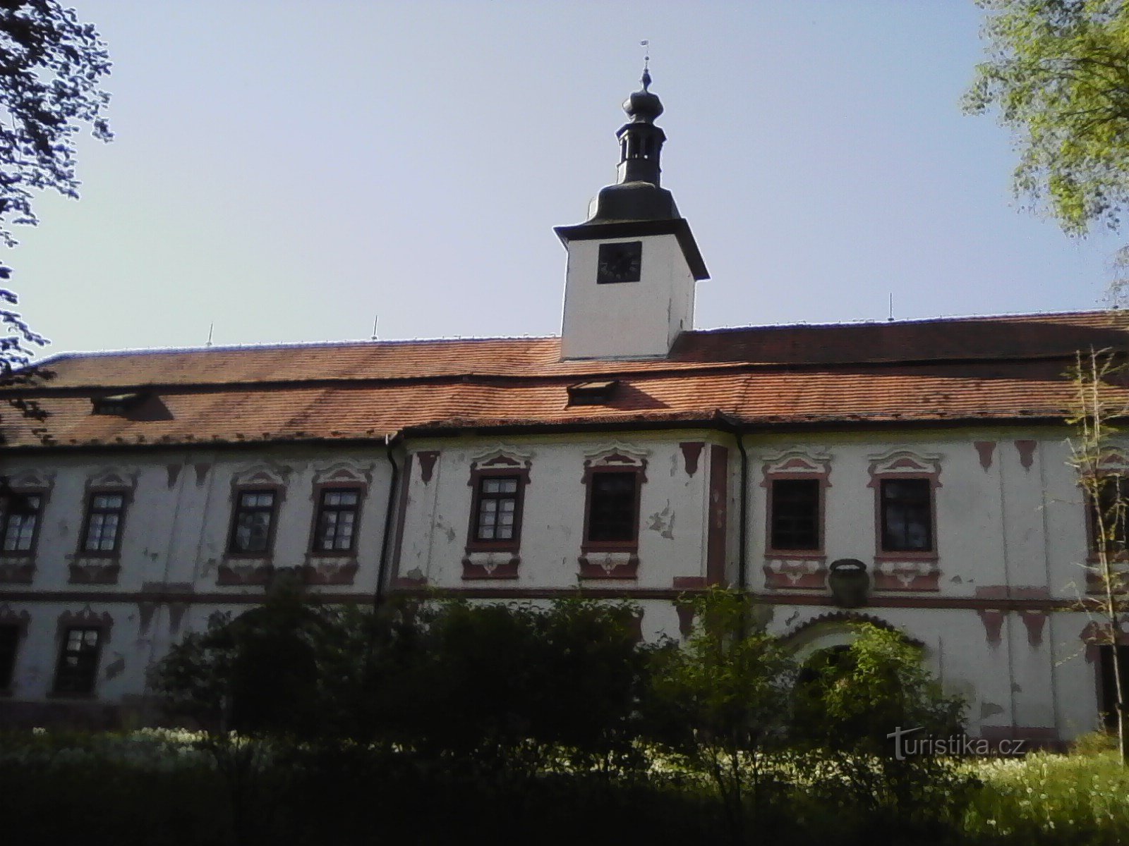 0. The late Baroque one-story, three-wing castle in Nadějkov was created by the reconstruction of