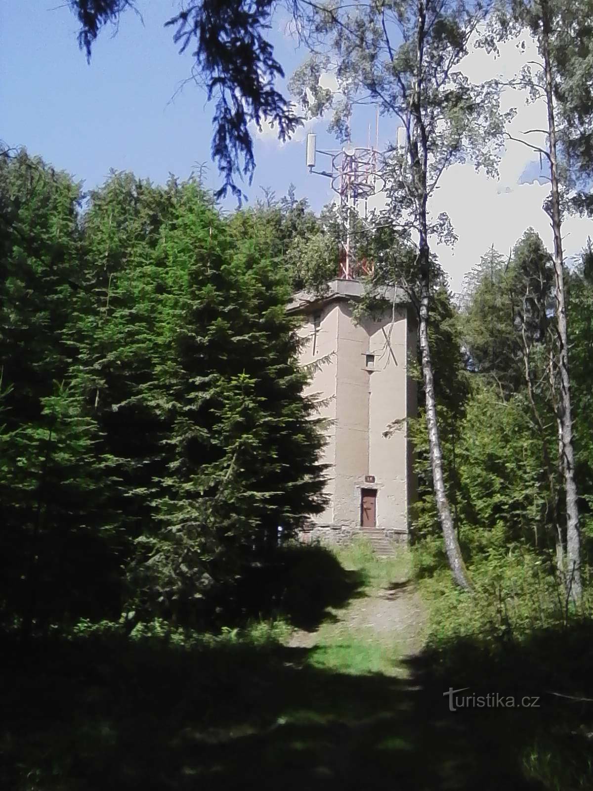 0. Tour de guet sur la colline de Svidník près de Černovice - 739 mètres au-dessus du niveau de la mer Malheureusement, elle a déjà été envahie par les arbres.