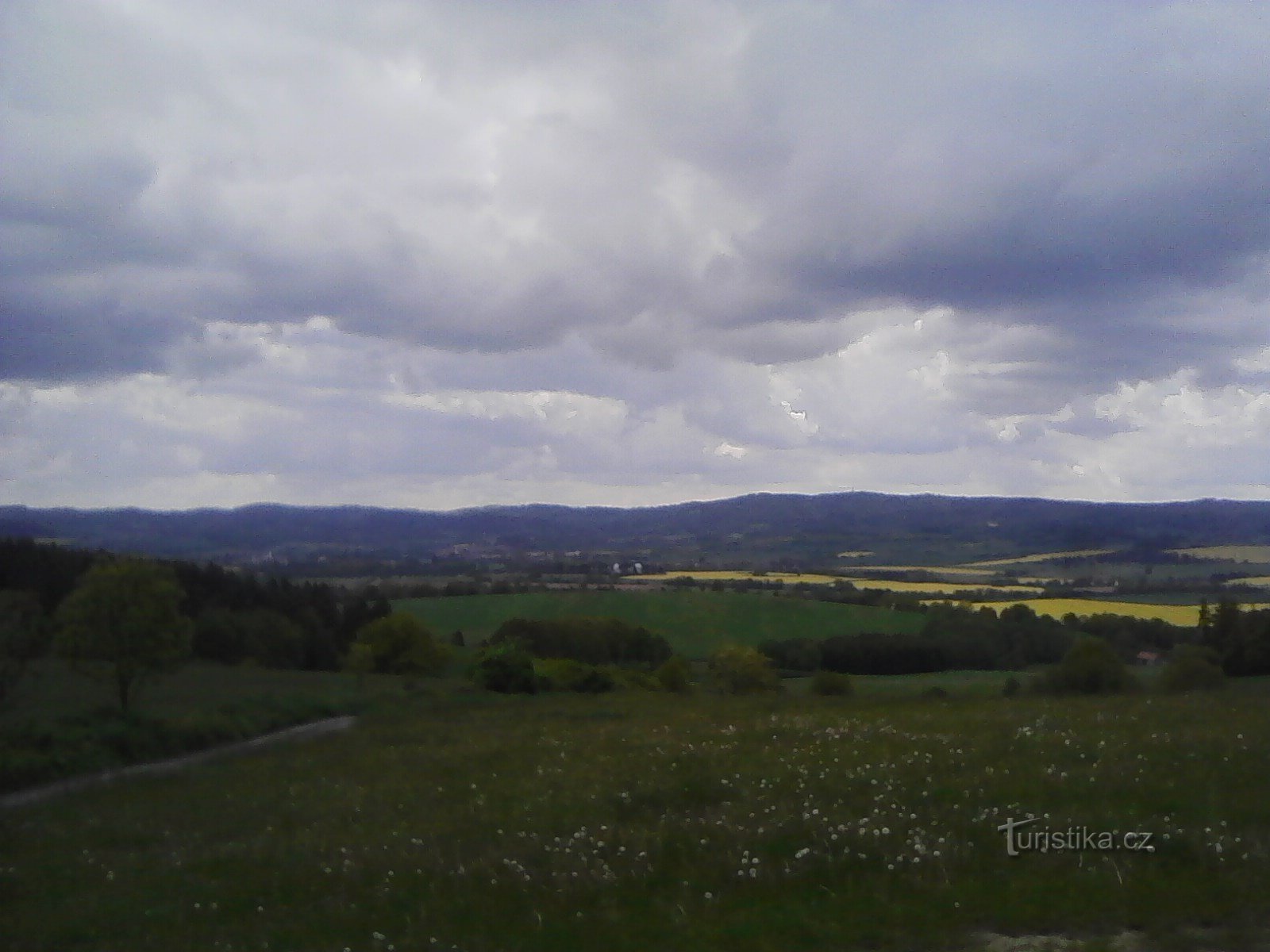 0. Veduta del nuvoloso Český Merán.