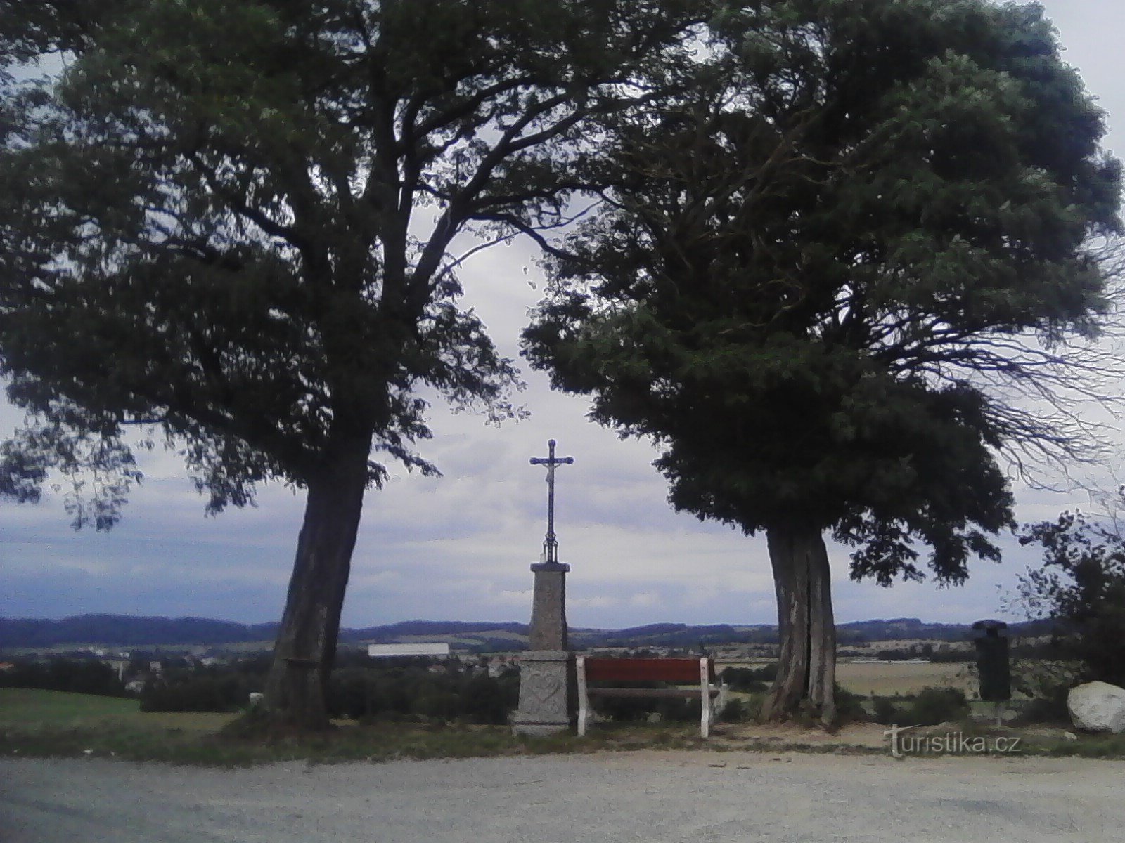 0. Point de vue sur Český Merán avec une croix de 1864.