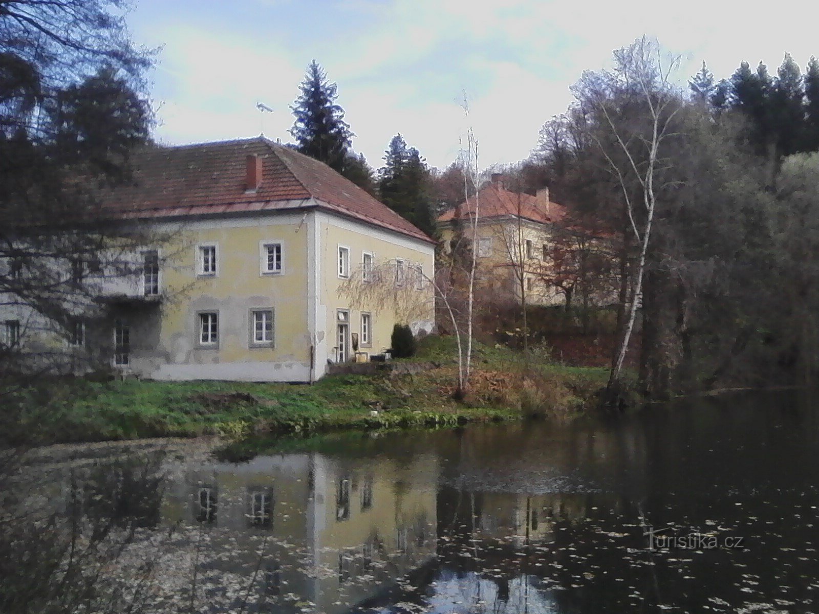 0. Zámeček ve Smilkově se odráží na hladině rybníka.