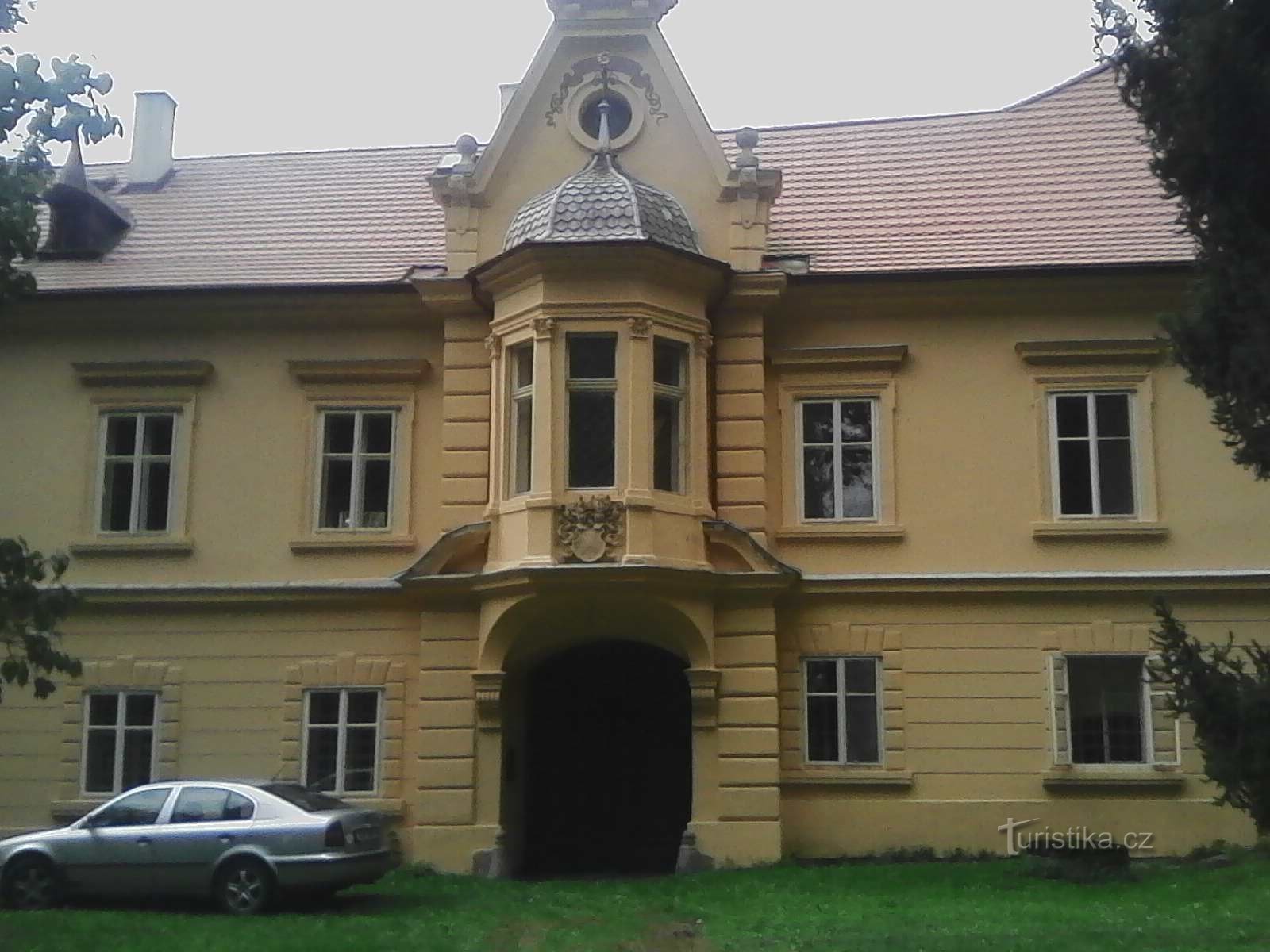 0. Castelul Březina. În secolul al XVI-lea s-a construit o cetate, care în 16 a trecut pe lângă dl