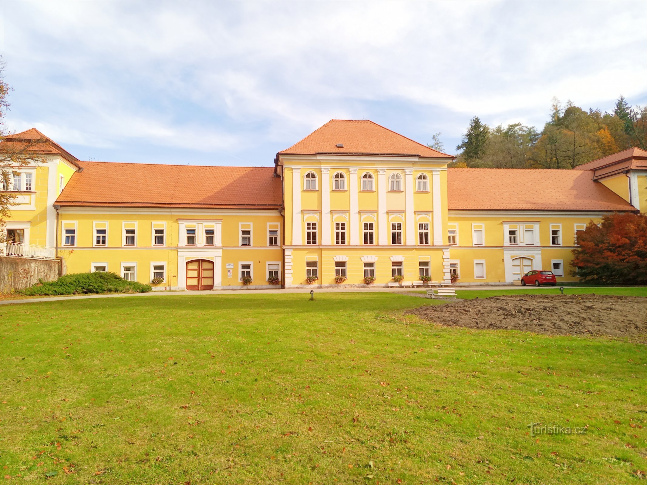 0. Černovice slott från 17-talet, senklassicistiska modifikationer utförda 1841