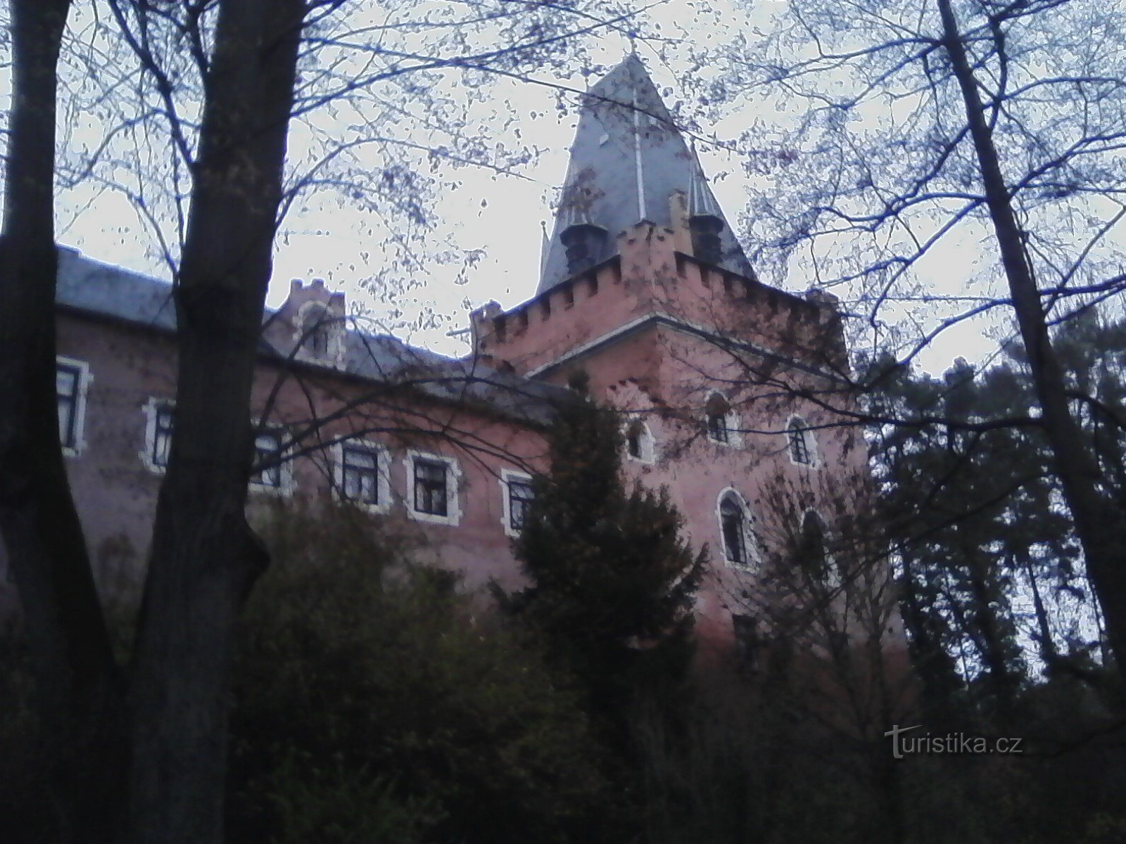 0. Castelul Červený Hrádek lângă Sedlčany.