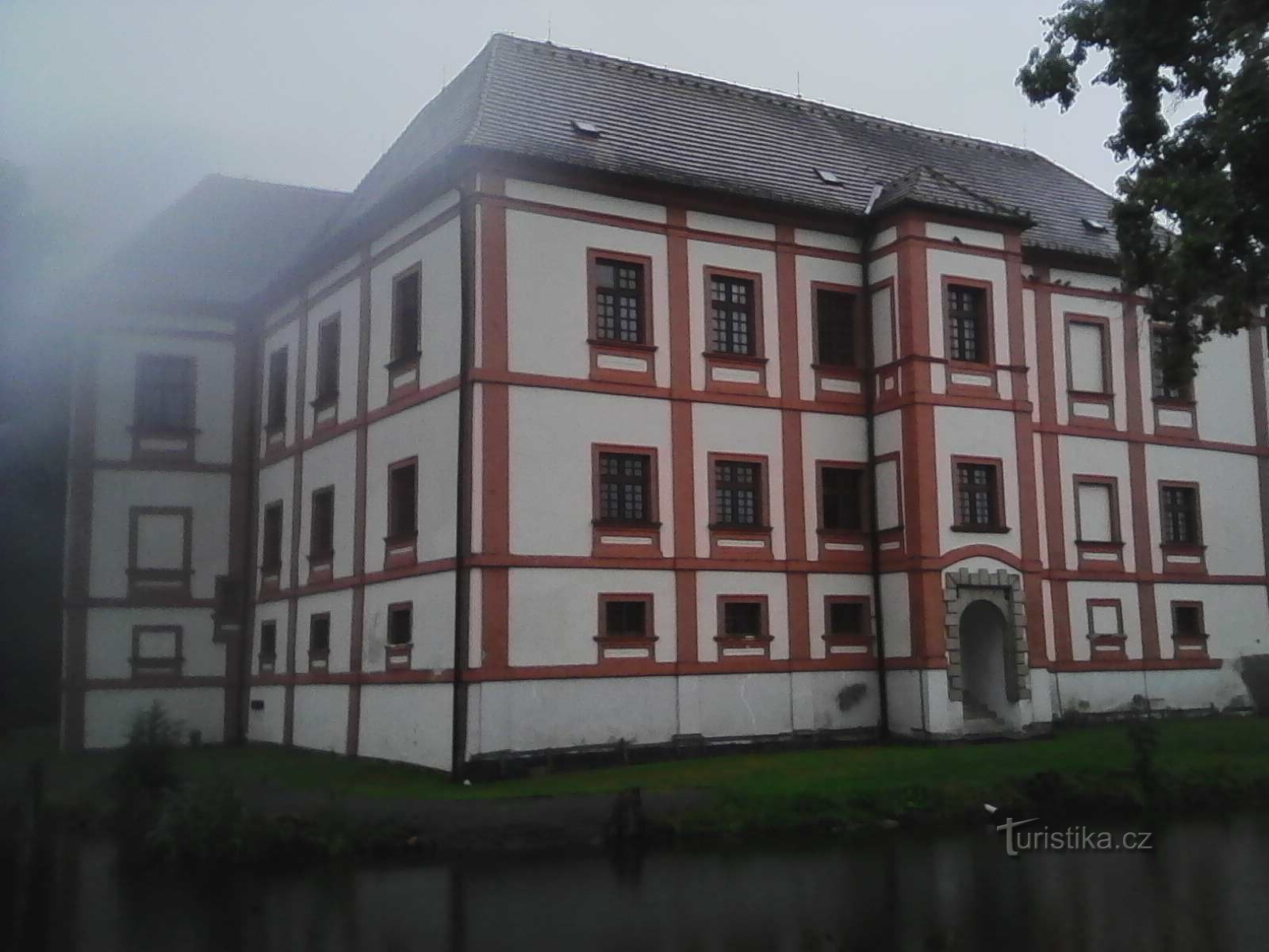 0. Die Burg in Horní Cerekva steht am Rande des Burgteiches.