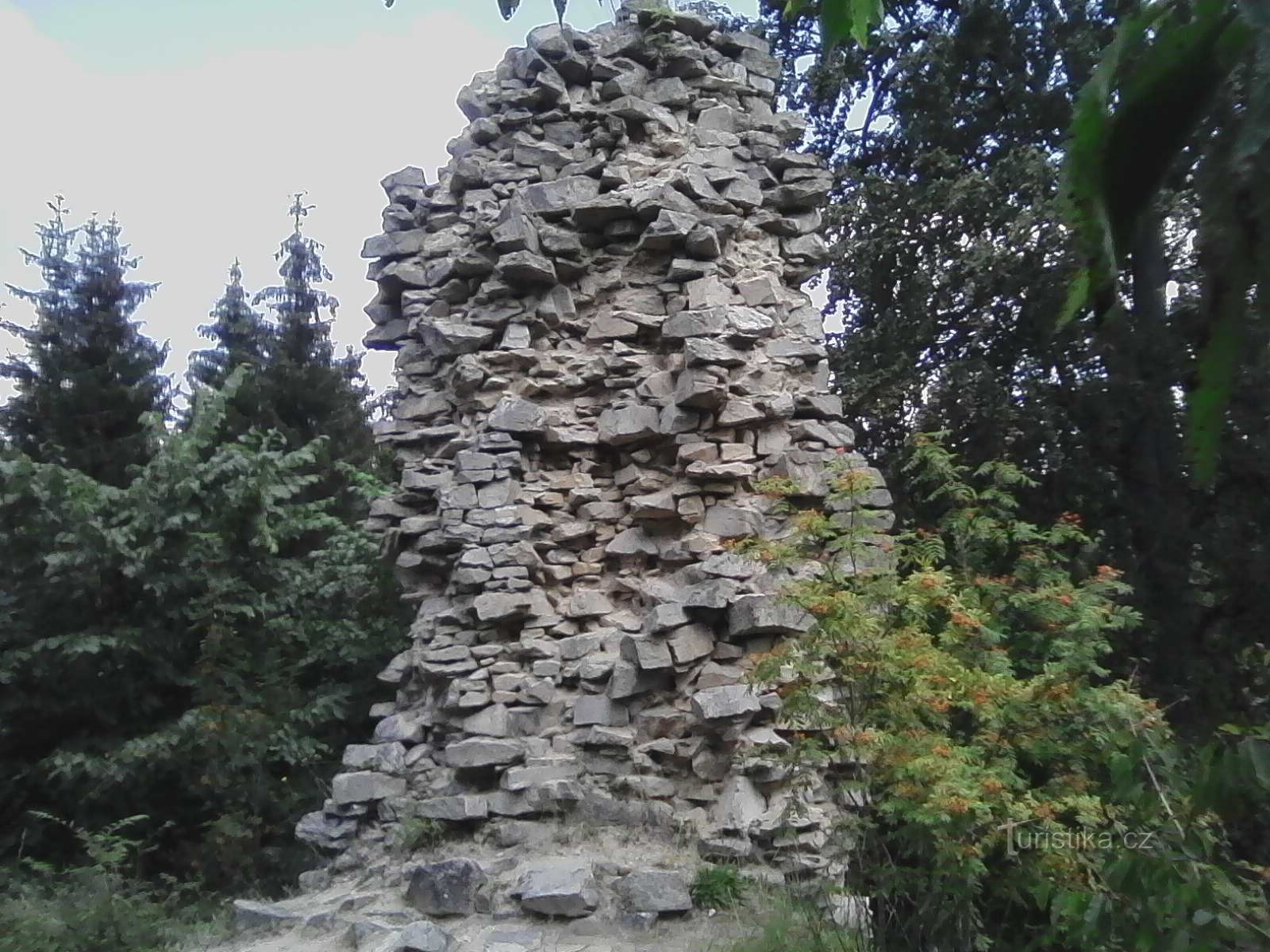 0. Ruines du château de Janštejn. Il a été créé vers 1315. C'était pendant les guerres hussites