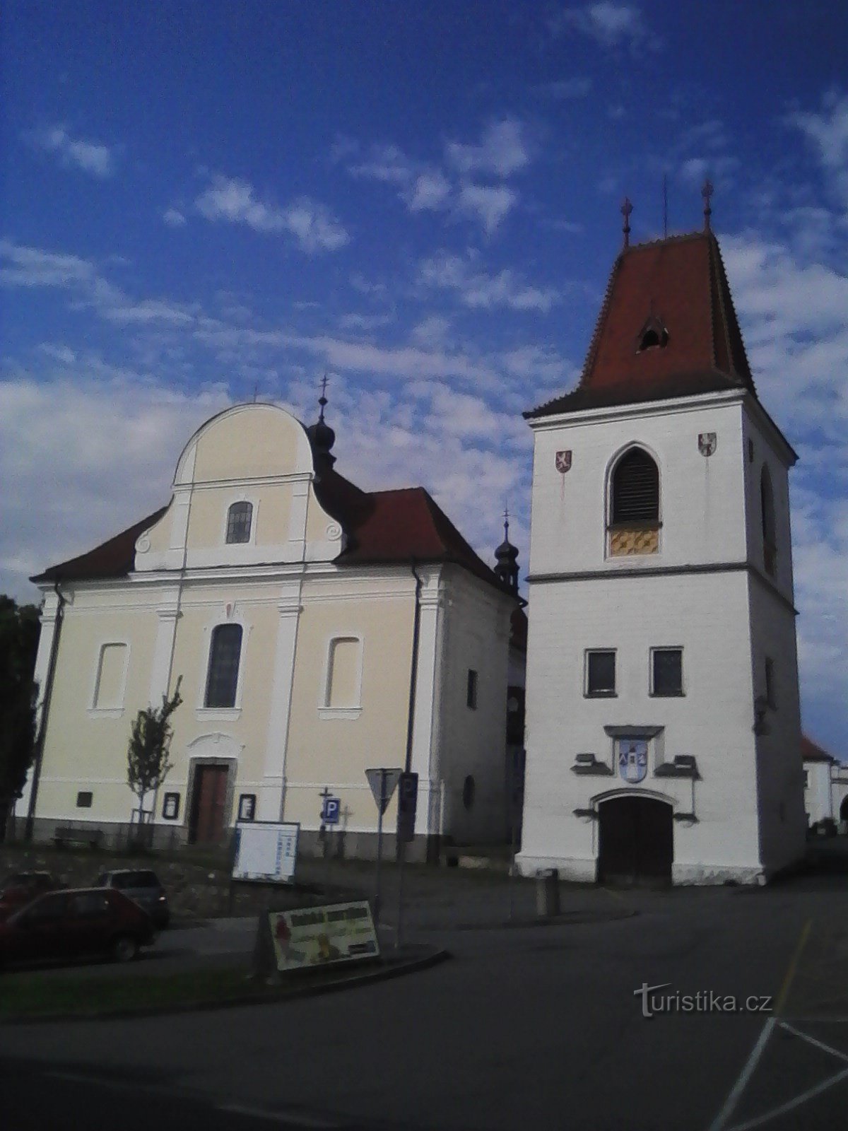 0. Torre sineira e igreja de S. Martin em Mladá Vožica.