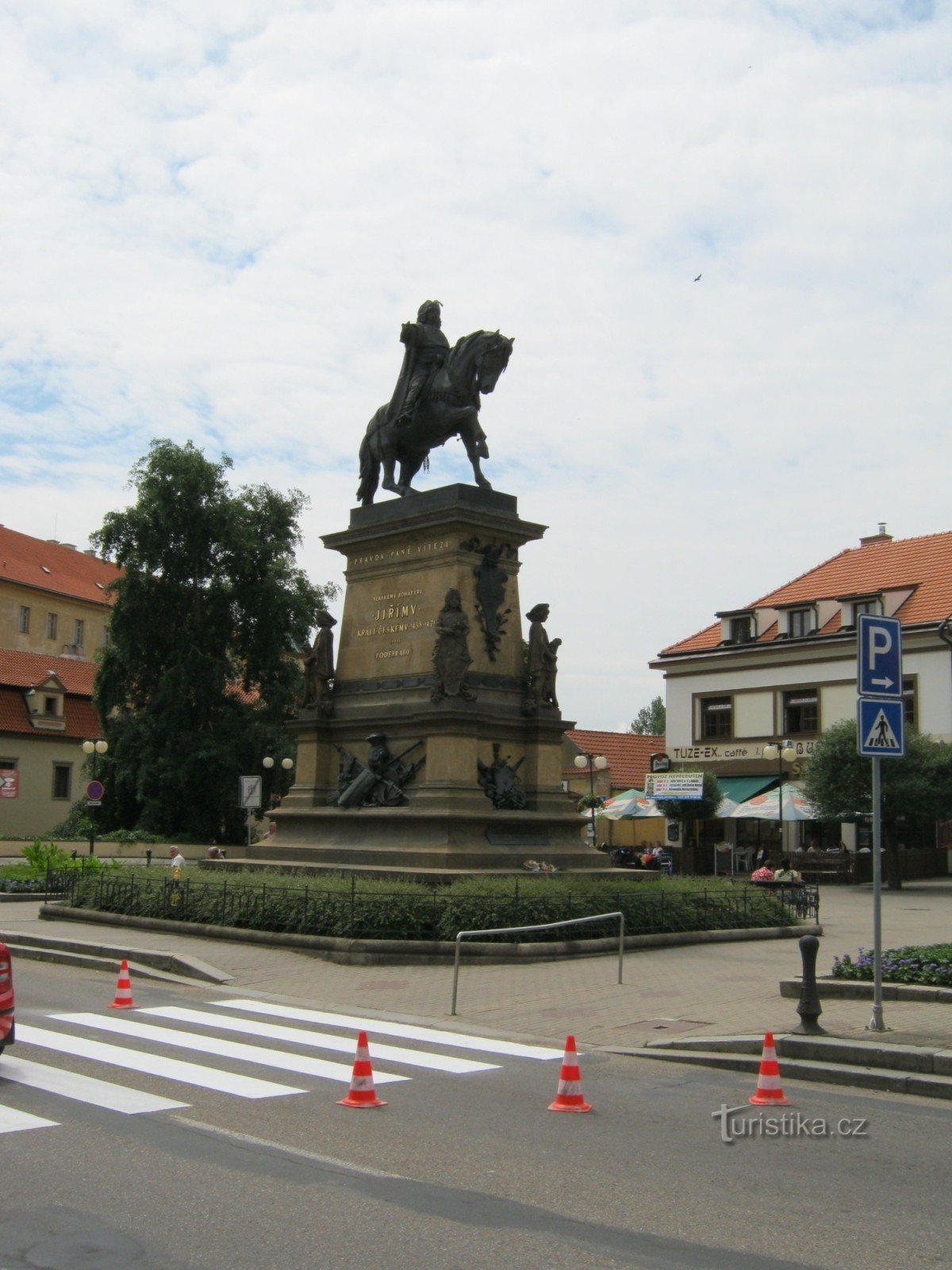 005 Standbeeld van George op het plein