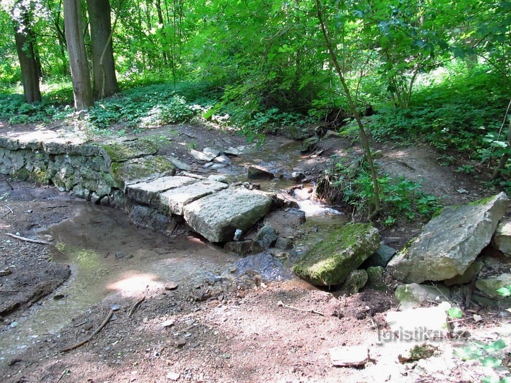 01 Plavajoči most na potoku Šachetské