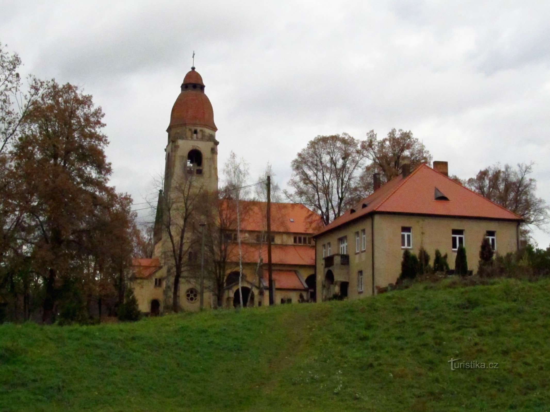 01 Štěchovice, l'église Saint-Jean Népomuck et le presbytère