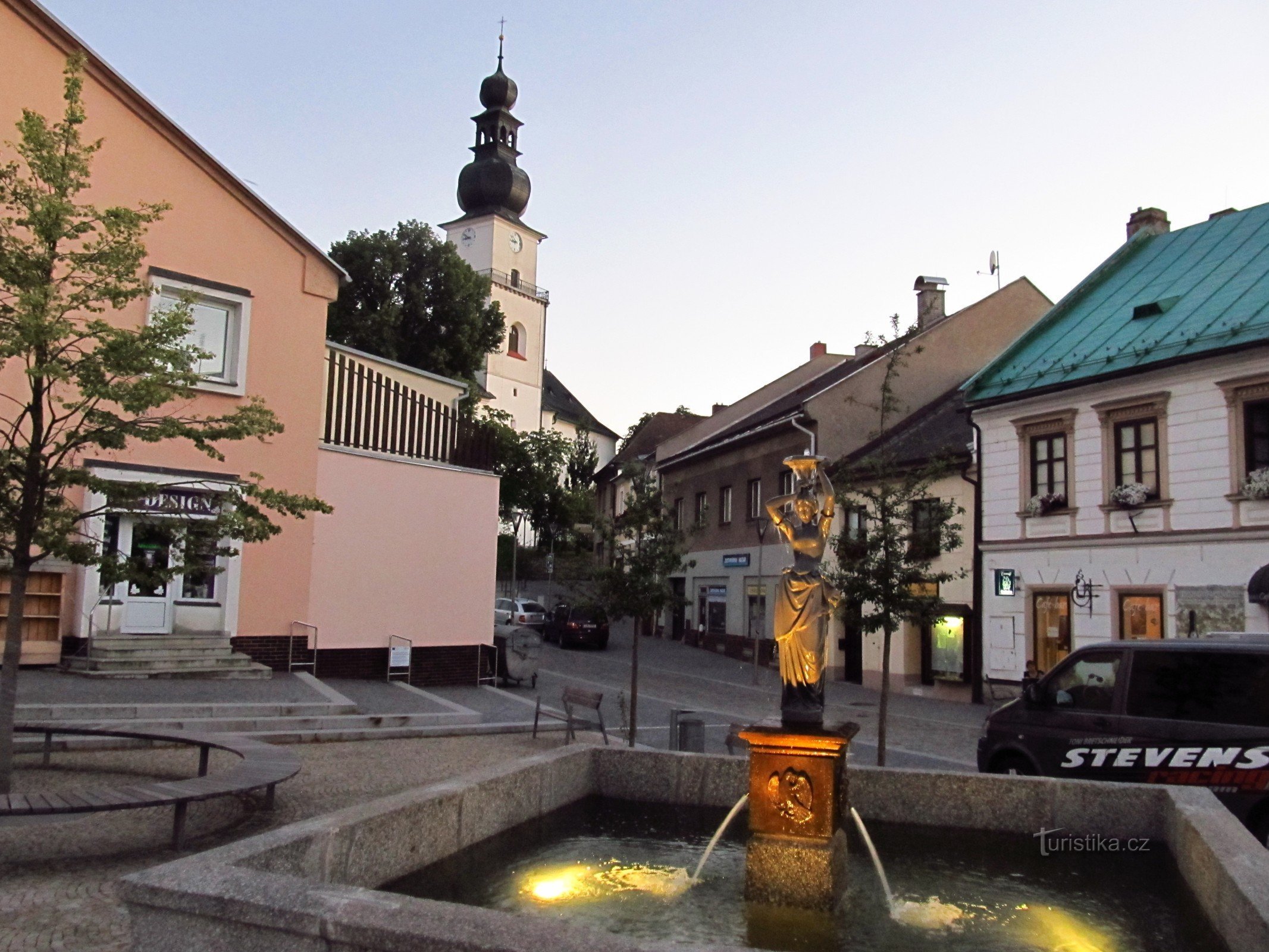 01 Žďár nad Sázavou, suihkulähde ja St. Prokopin kirkko