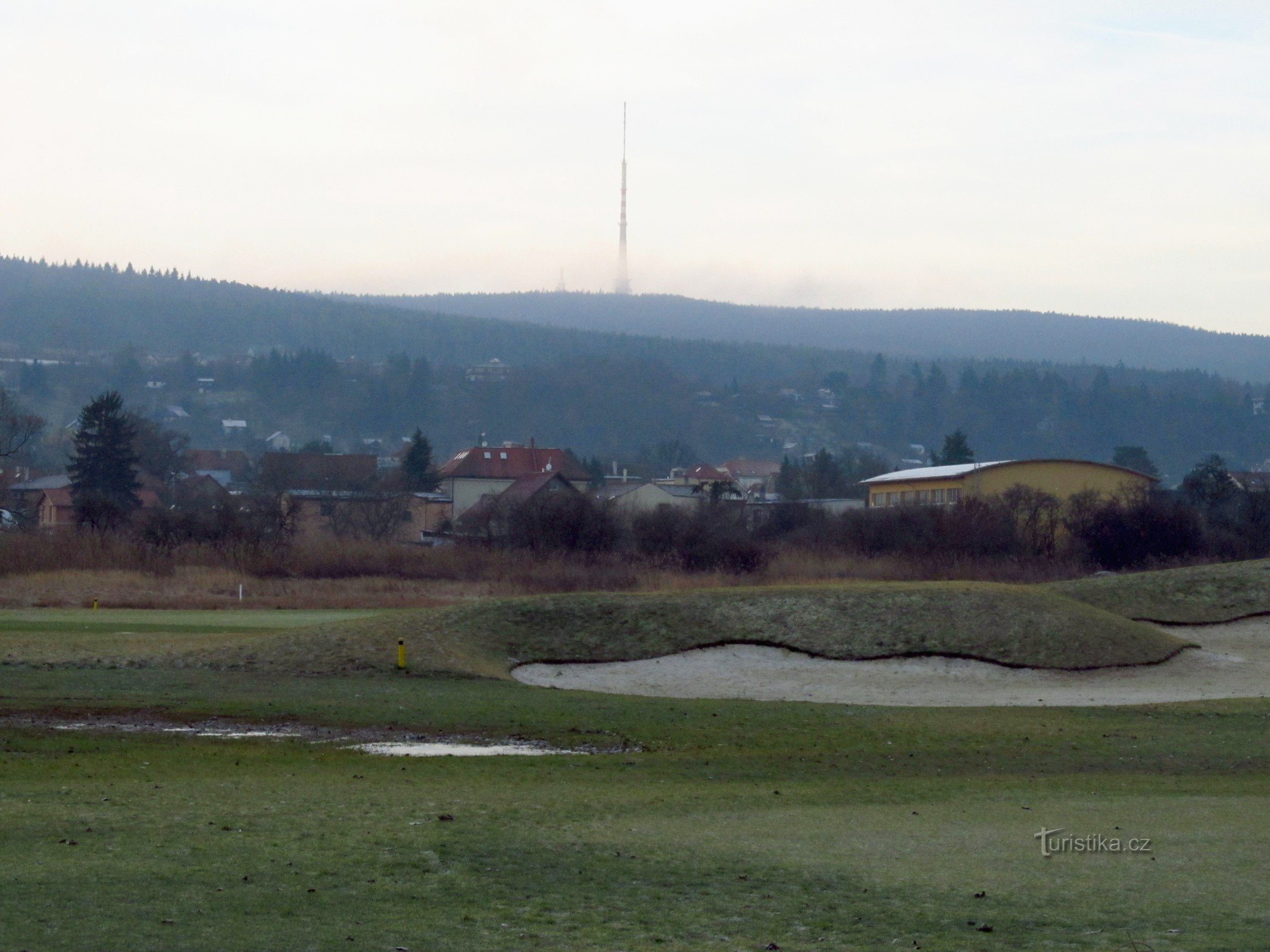 02 Pole golfowe Peluňka, w tle Cukrák