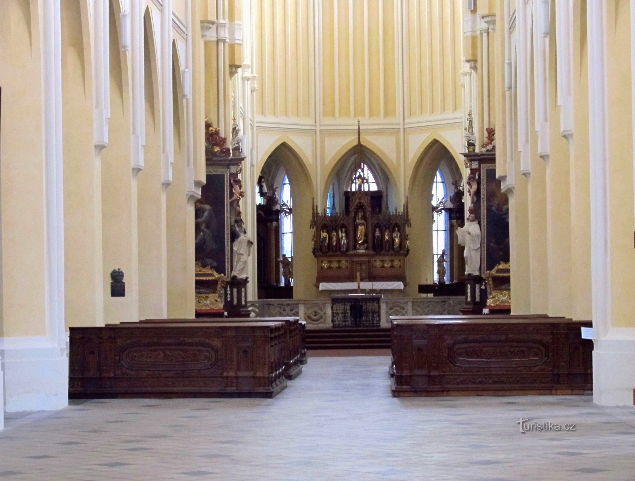 02 Interior de la catedral