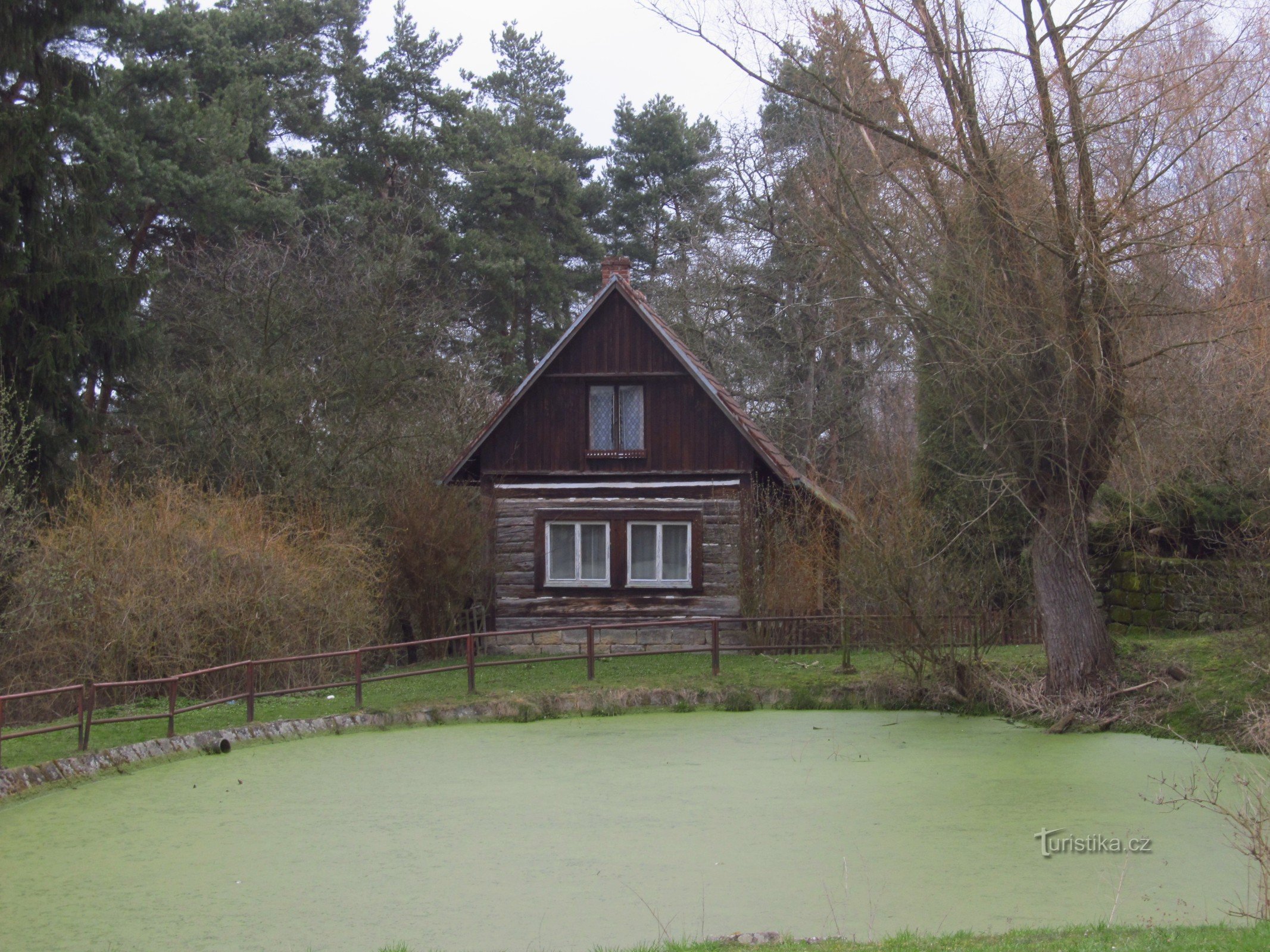 02 Nosálov，池塘和小屋