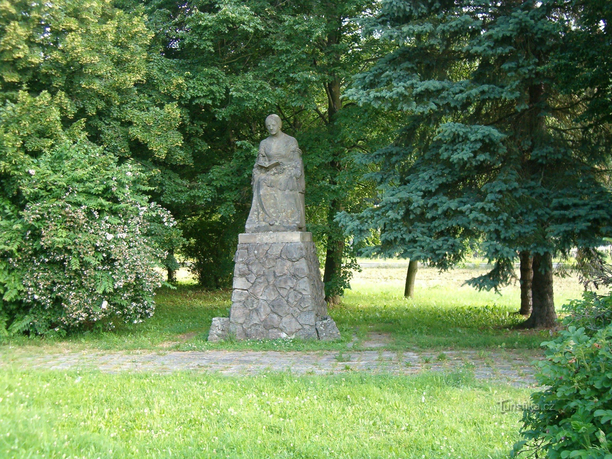 Monumento 02 BN en el parque Ratibořicky