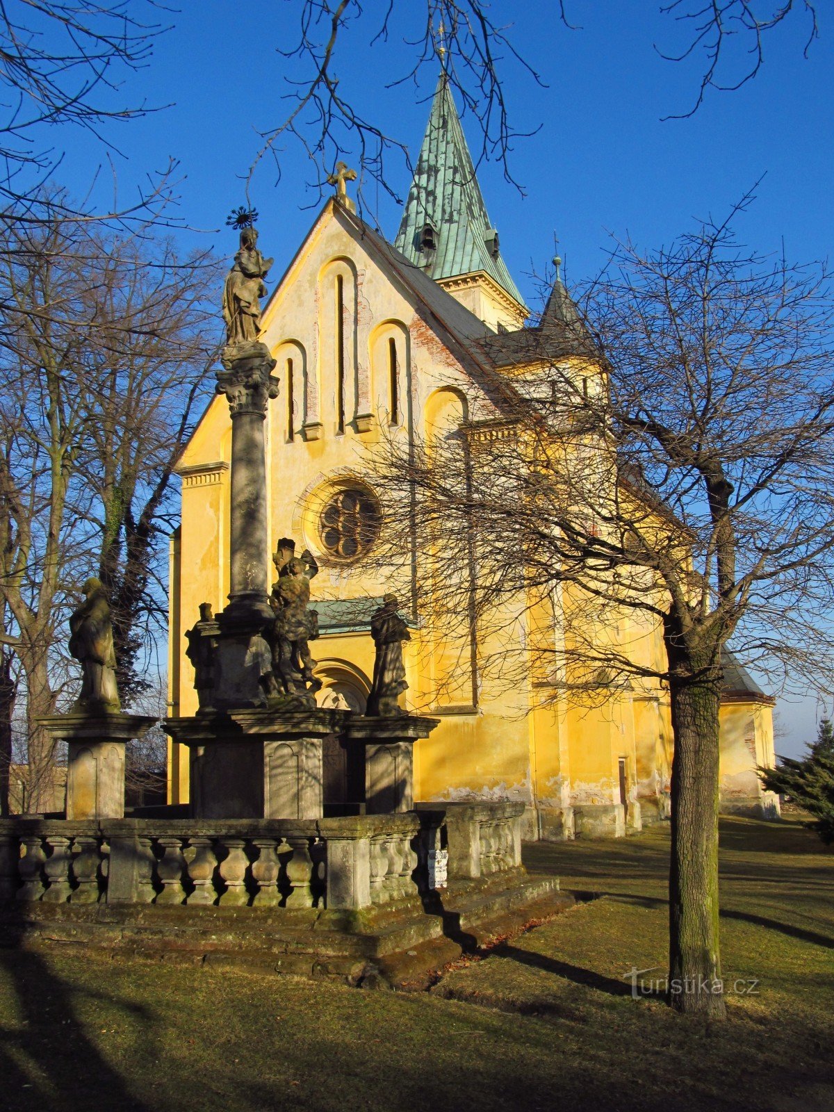 02 Zásmuky, Kirche Mariä Himmelfahrt und Mariensäule