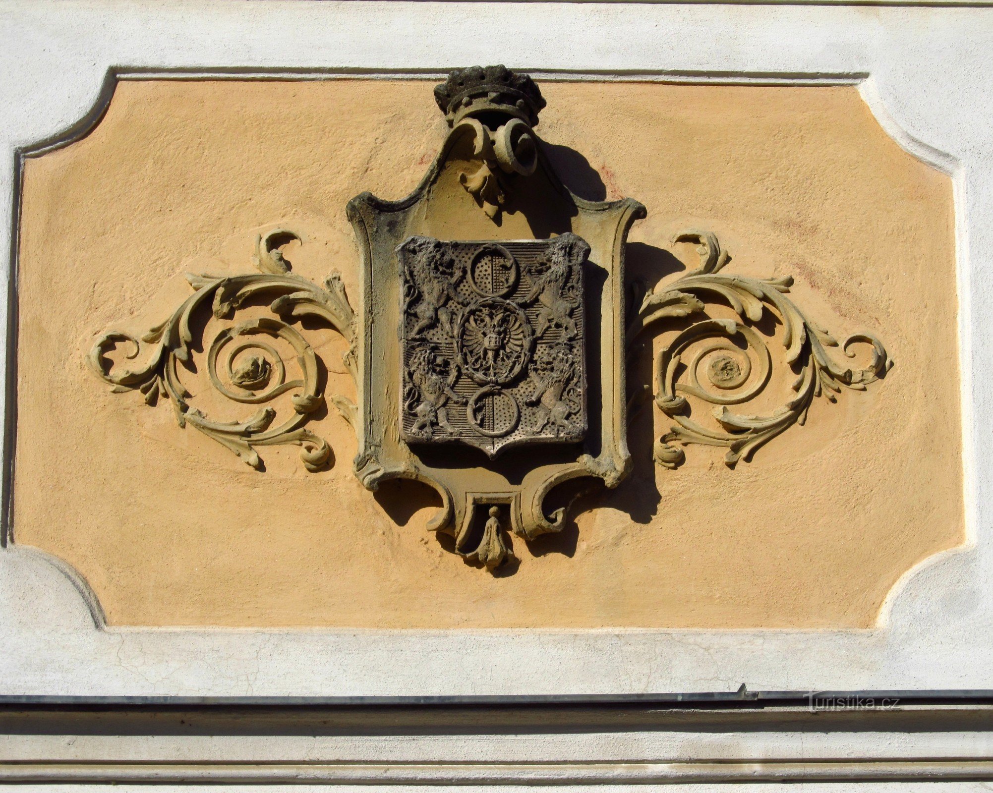 03 Coats of arms on the facade of the castle