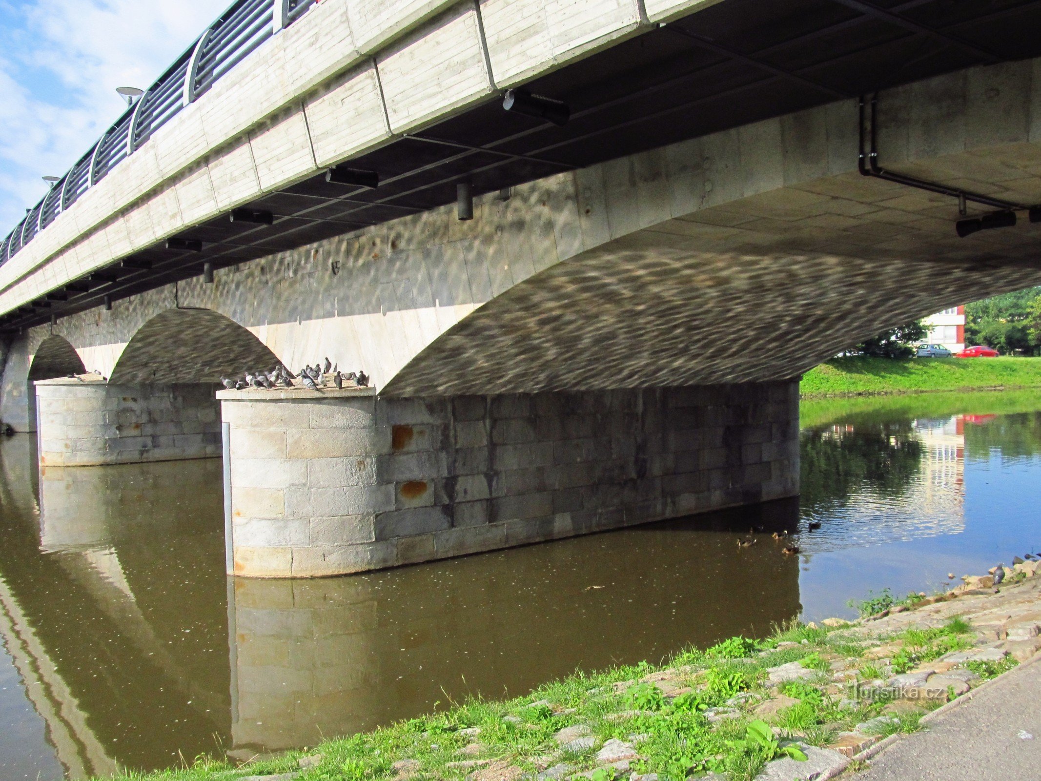 03 Havlíčkův Brod, Pfad unter der Brücke