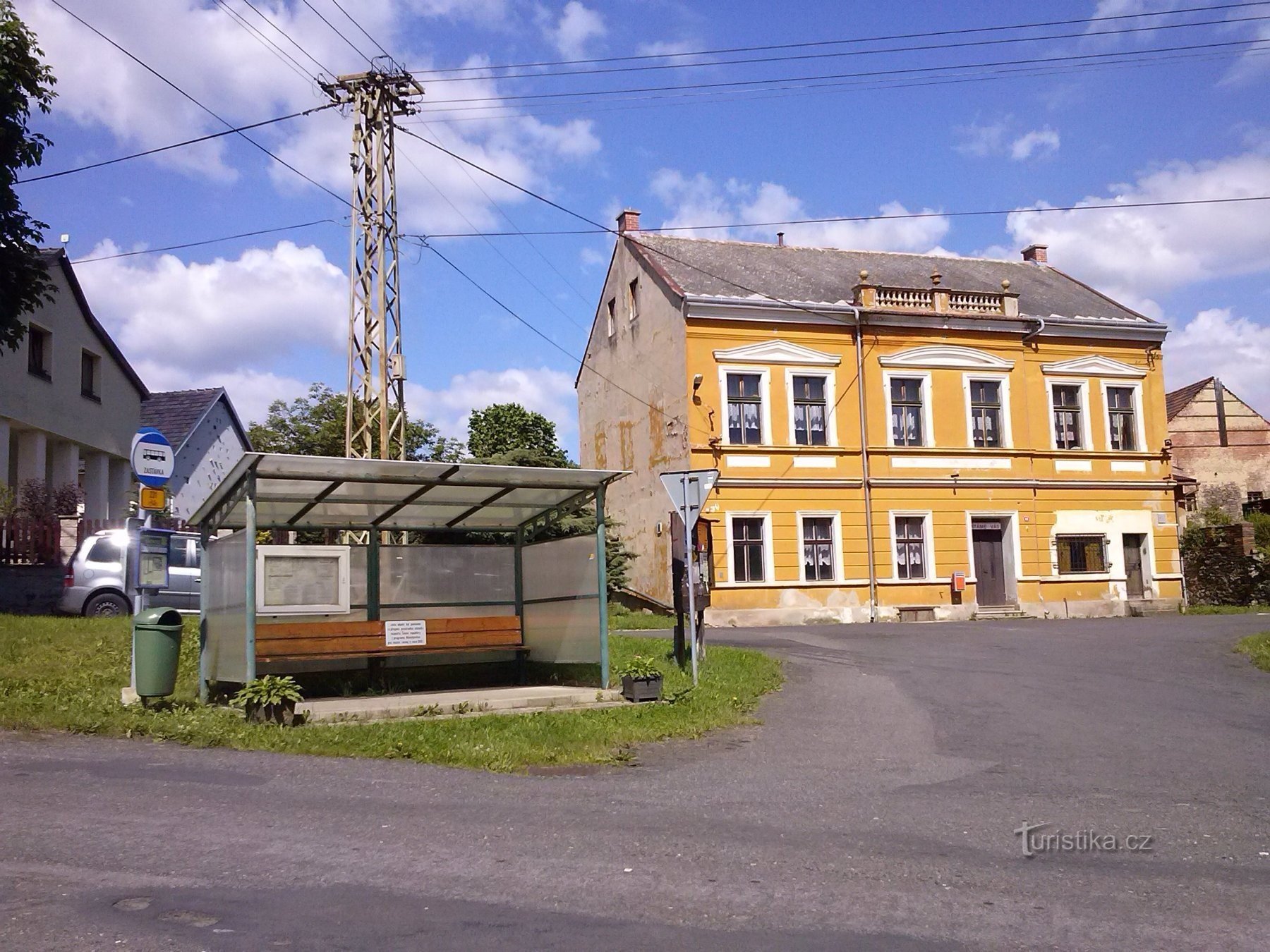 1. Arrêt de bus Lhenice