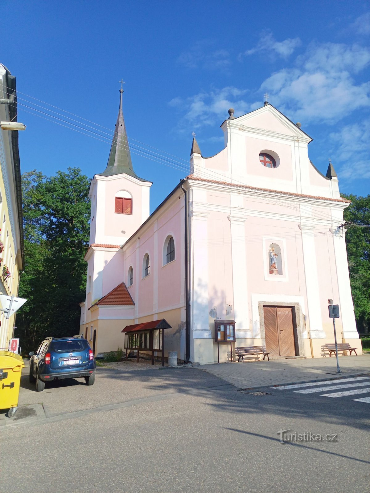 1. Barokke kerk van de Heilige Drie-eenheid in Nadějkov uit 1628