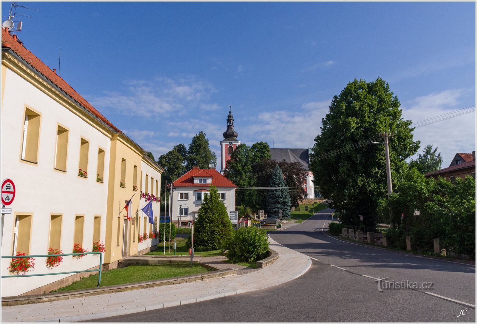 1-Božanov, Kirche vom Gemeindeamt