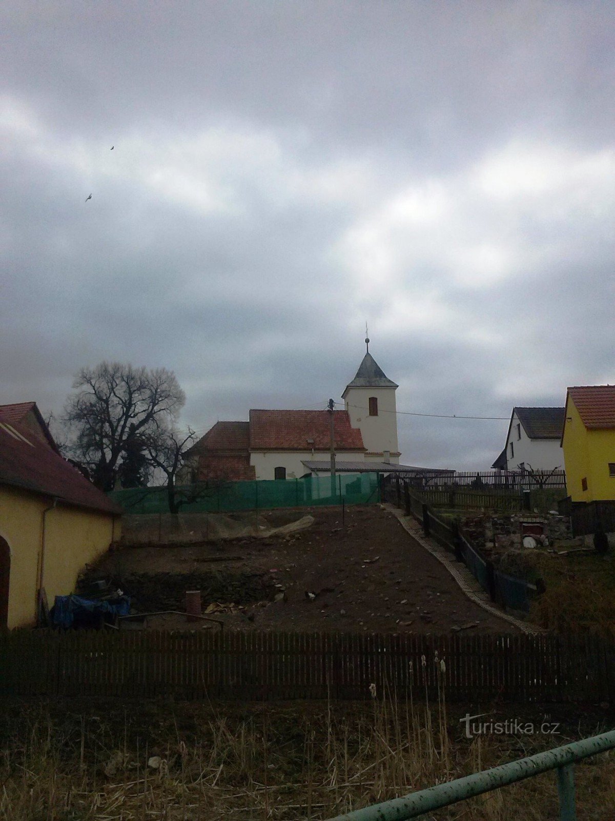 1. Brozánky - Kerk van St. Václava - uitzicht vanaf de treinhalte