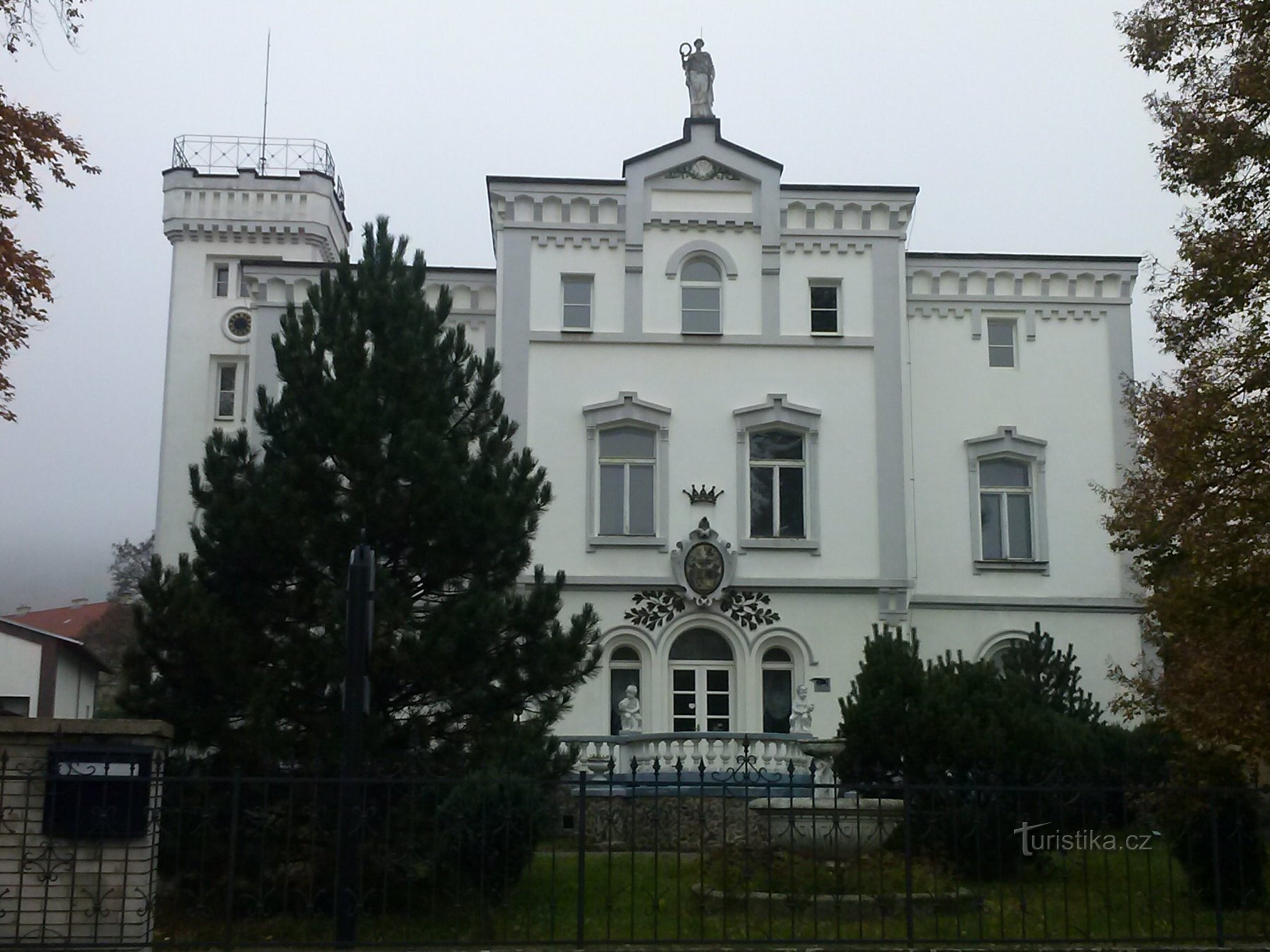 1. Former hunting lodge from 1750 on the way to the trunk of an oak tree