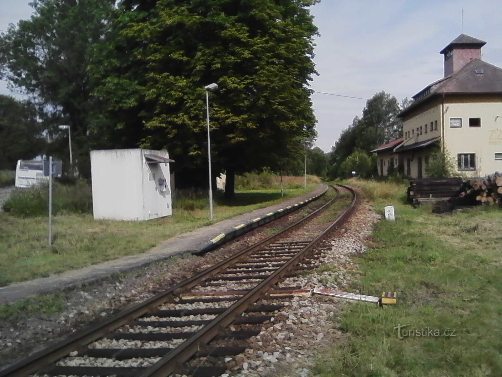 1. Esperando a chegada do trem.