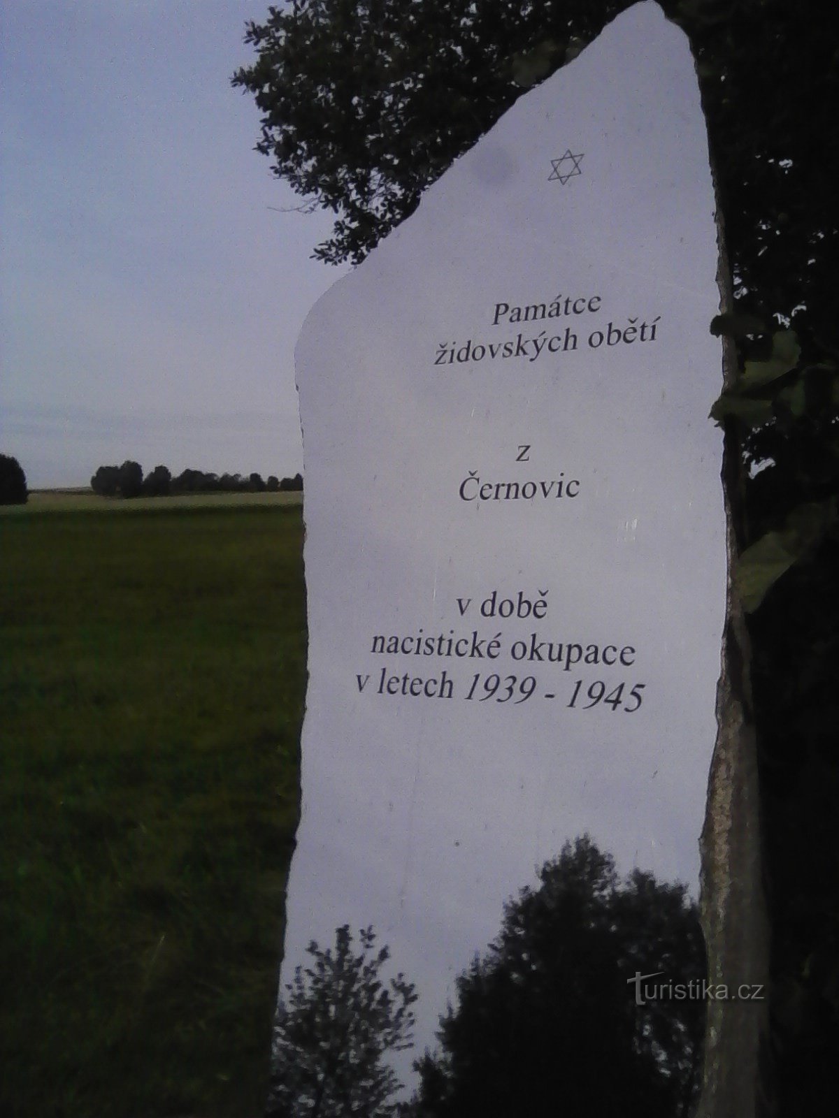 1. Vägen till den judiska kyrkogården i Černovice