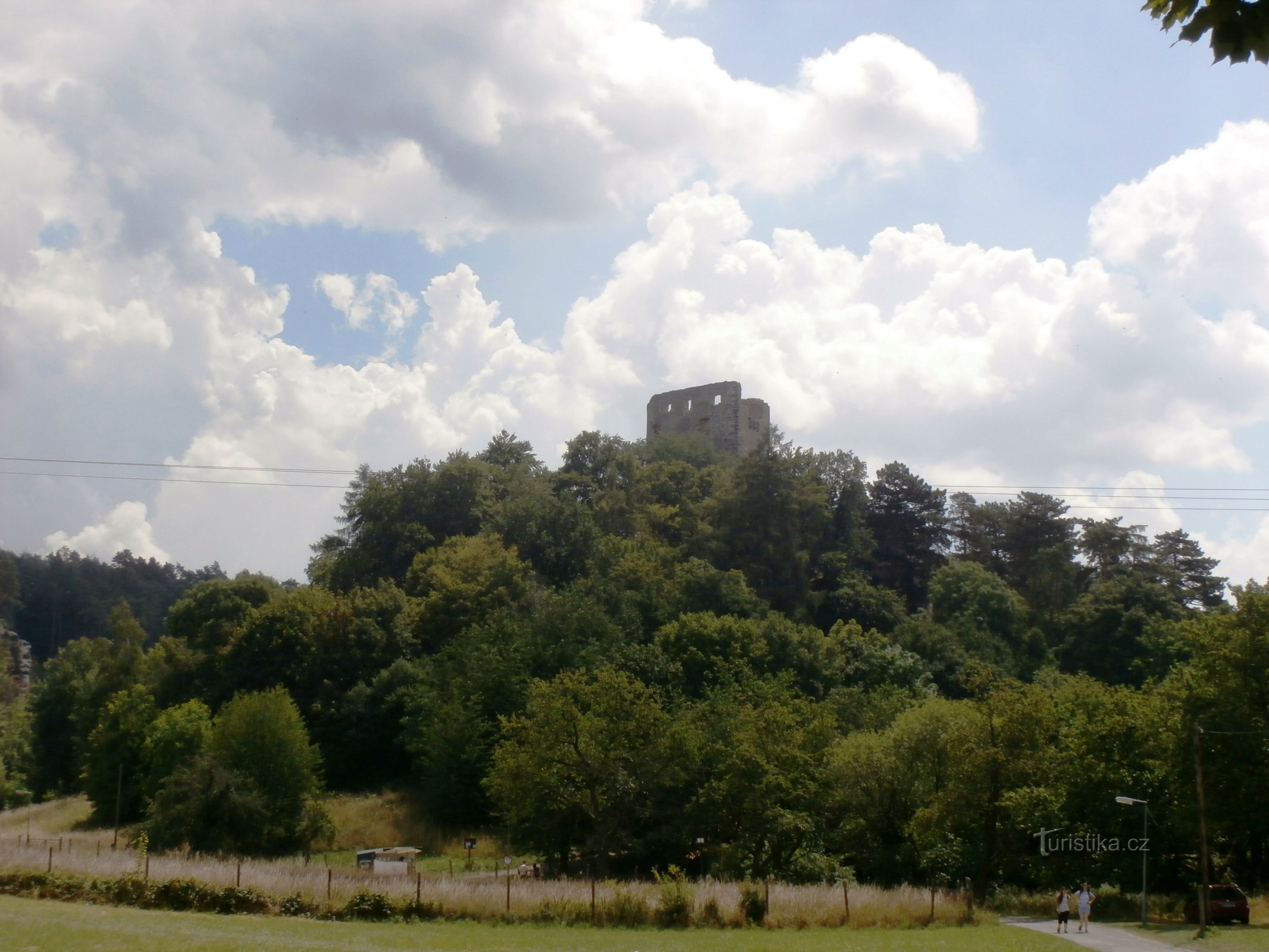 1. En el camino pasamos por el castillo de Valečov...