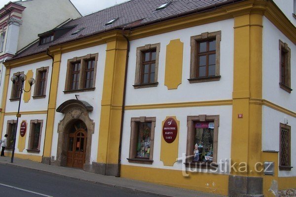 1. Casa con número de población 30 en Klášterní náměstí en Osek, donde vivió el emperador Josef II.